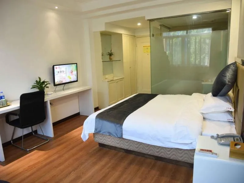 Bed in Shell Lishui High Speed Railway Station Hotel