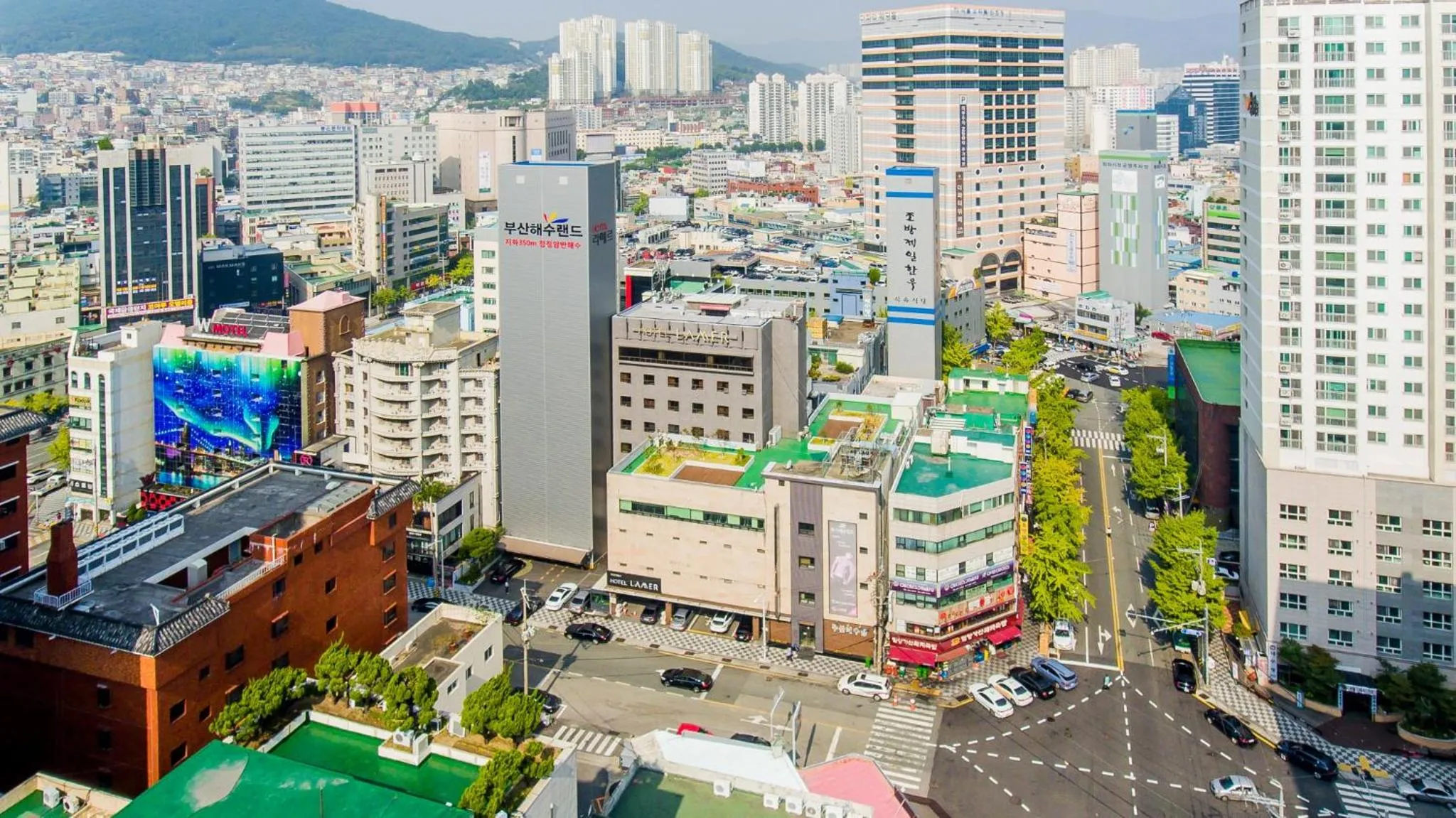 Facade/entrance in Lamer Hotel