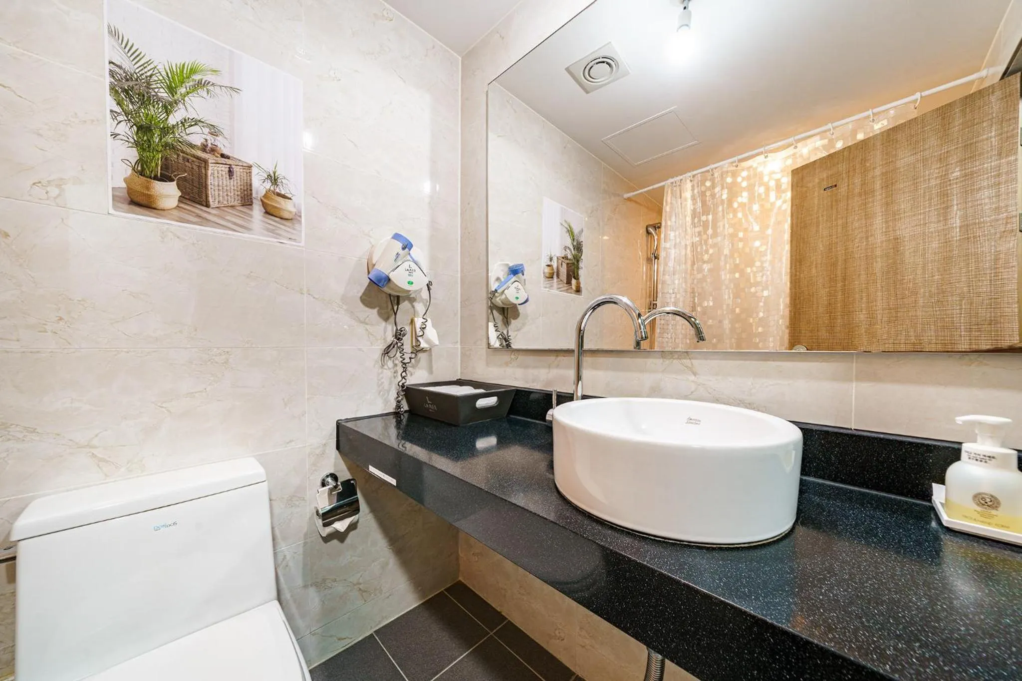 Bathroom in Lamer Hotel