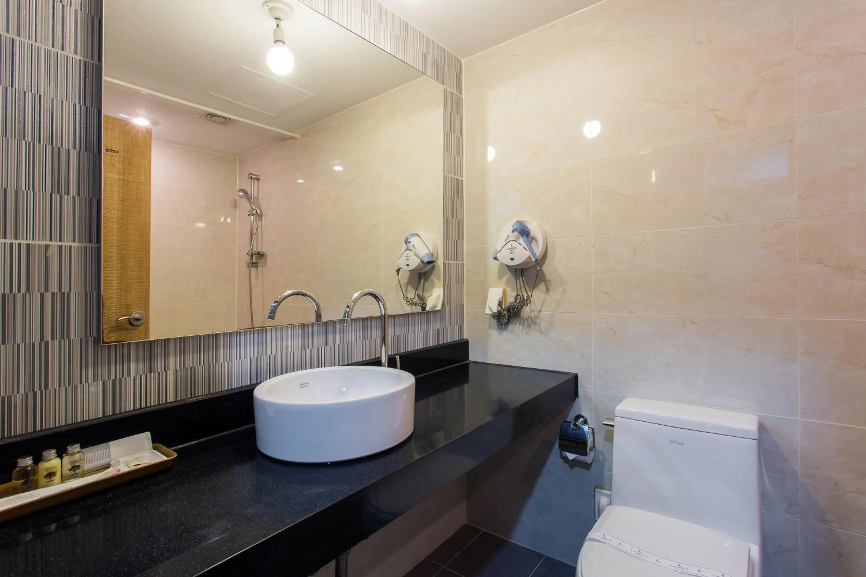 Toilet in Lamer Hotel