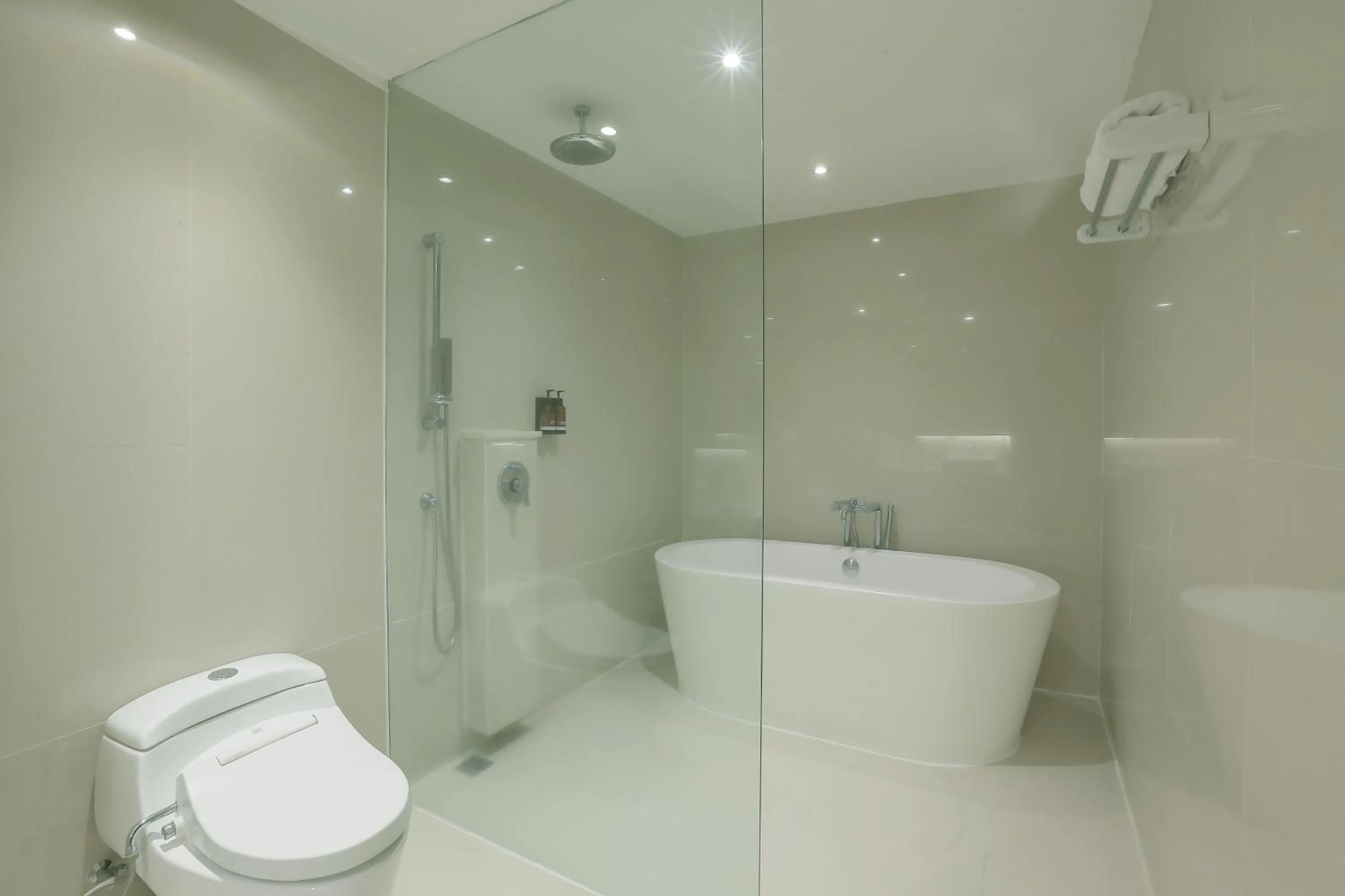 Bath in The Alana Surabaya