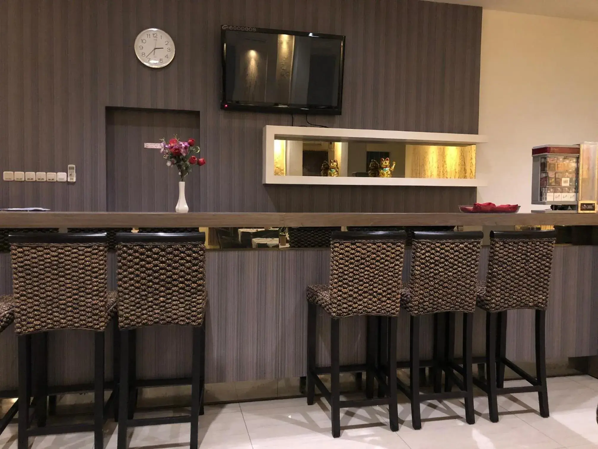 Food and drinks, TV/Entertainment Center in Hotel Sinar 1
