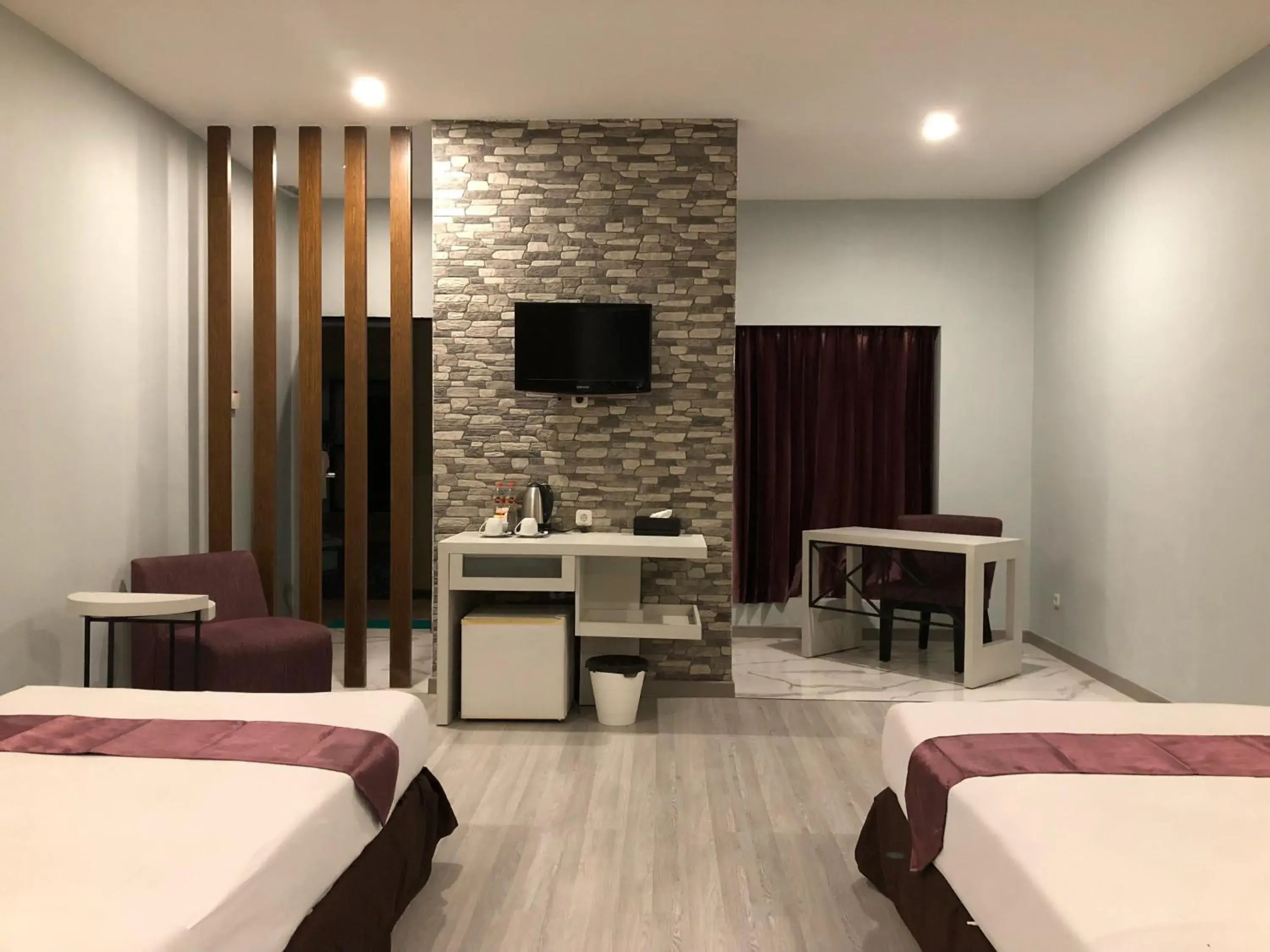 Bed, TV/Entertainment Center in Hotel Sinar 1