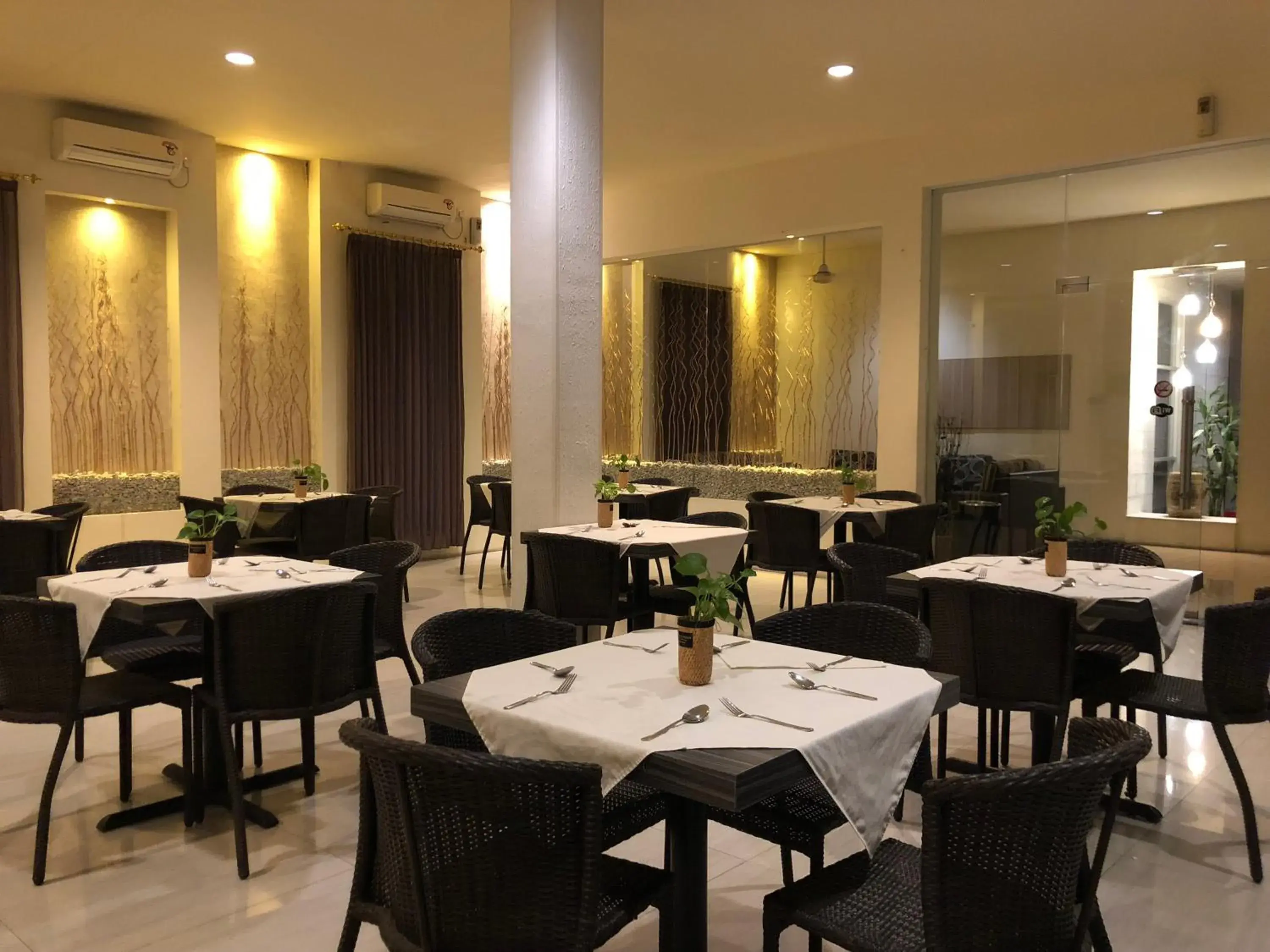 Breakfast, Restaurant/Places to Eat in Hotel Sinar 1