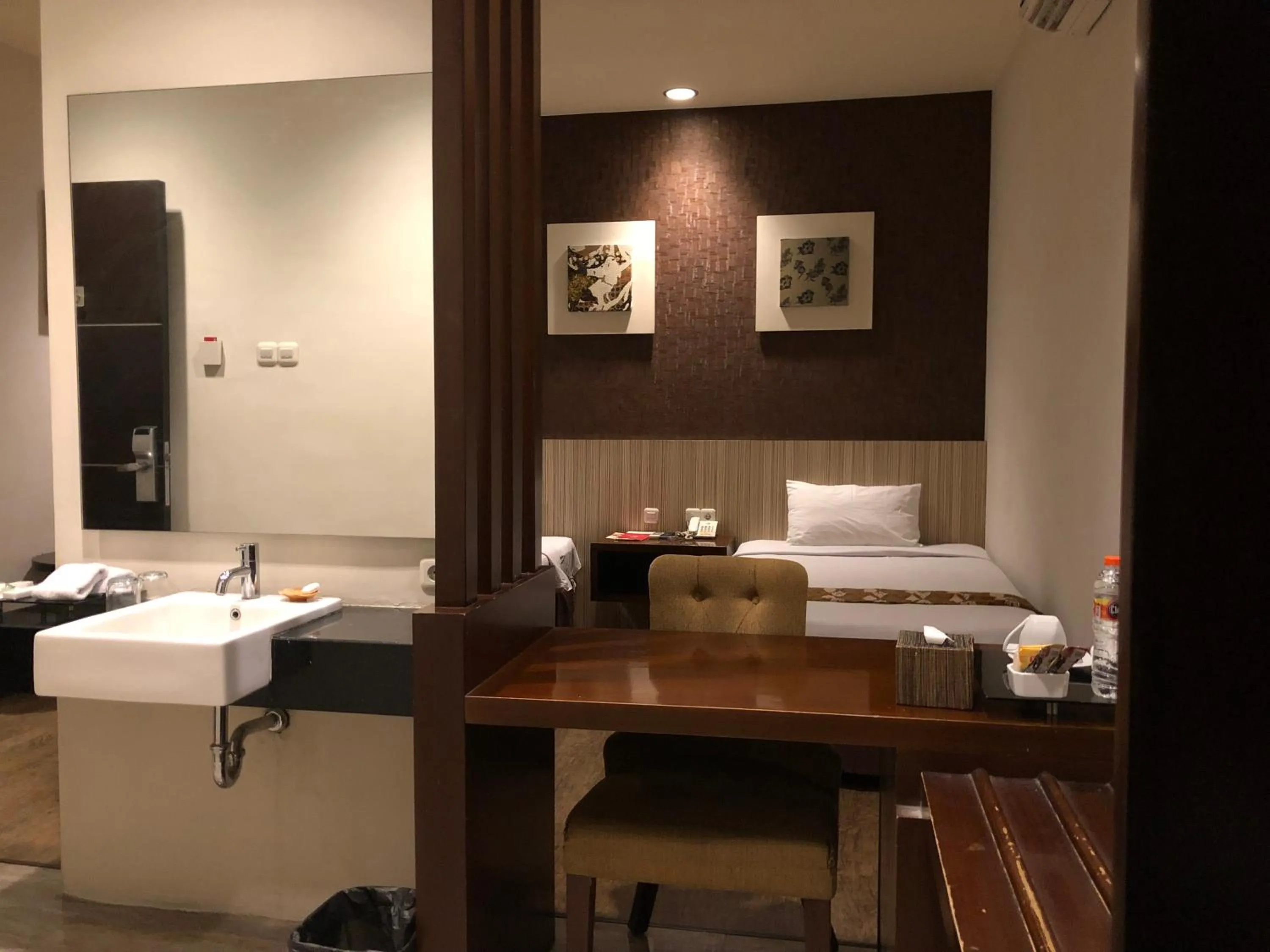 Coffee/tea facilities, Bed in Hotel Sinar 1