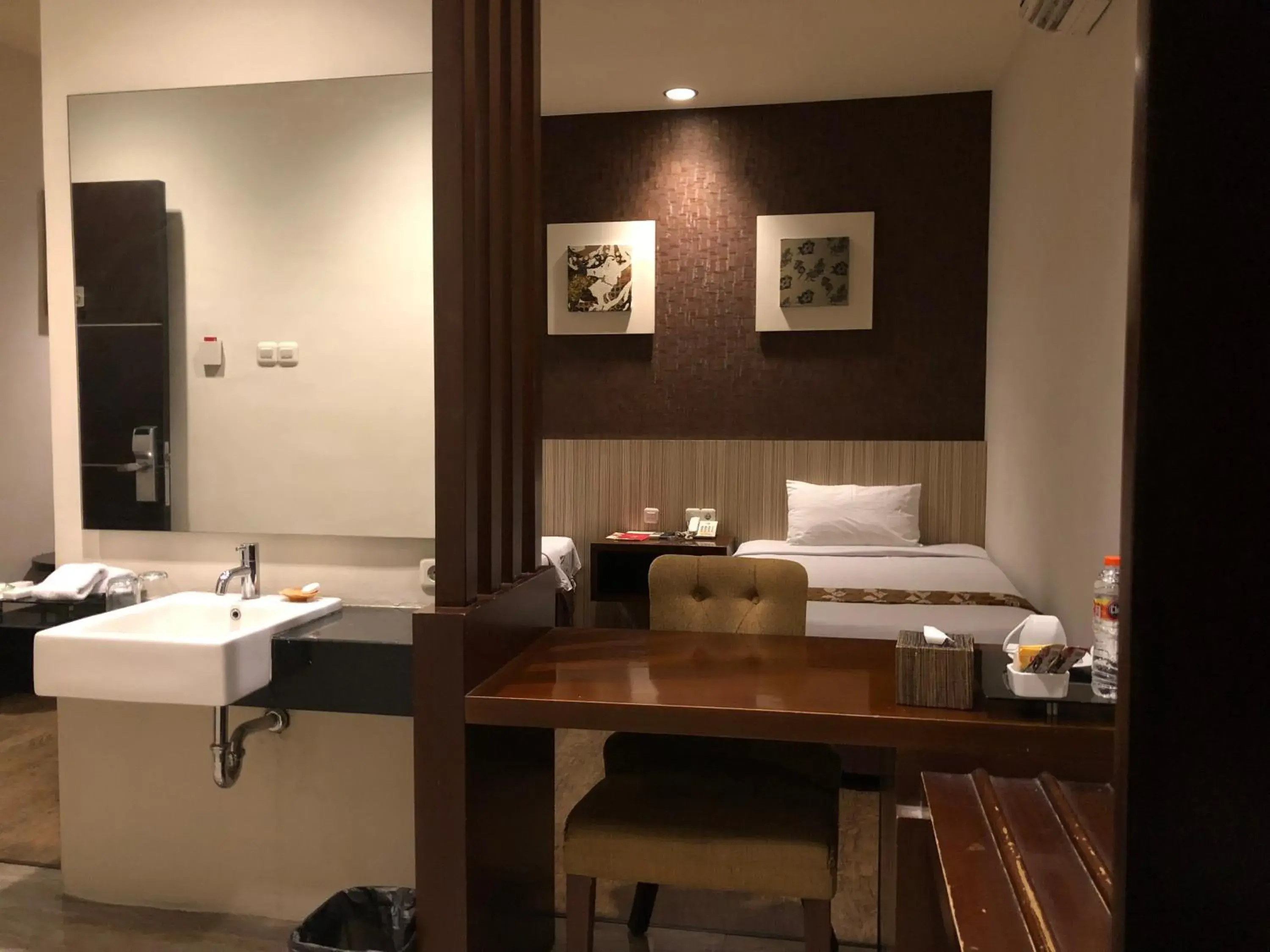 Coffee/tea facilities, Bathroom in Hotel Sinar 1