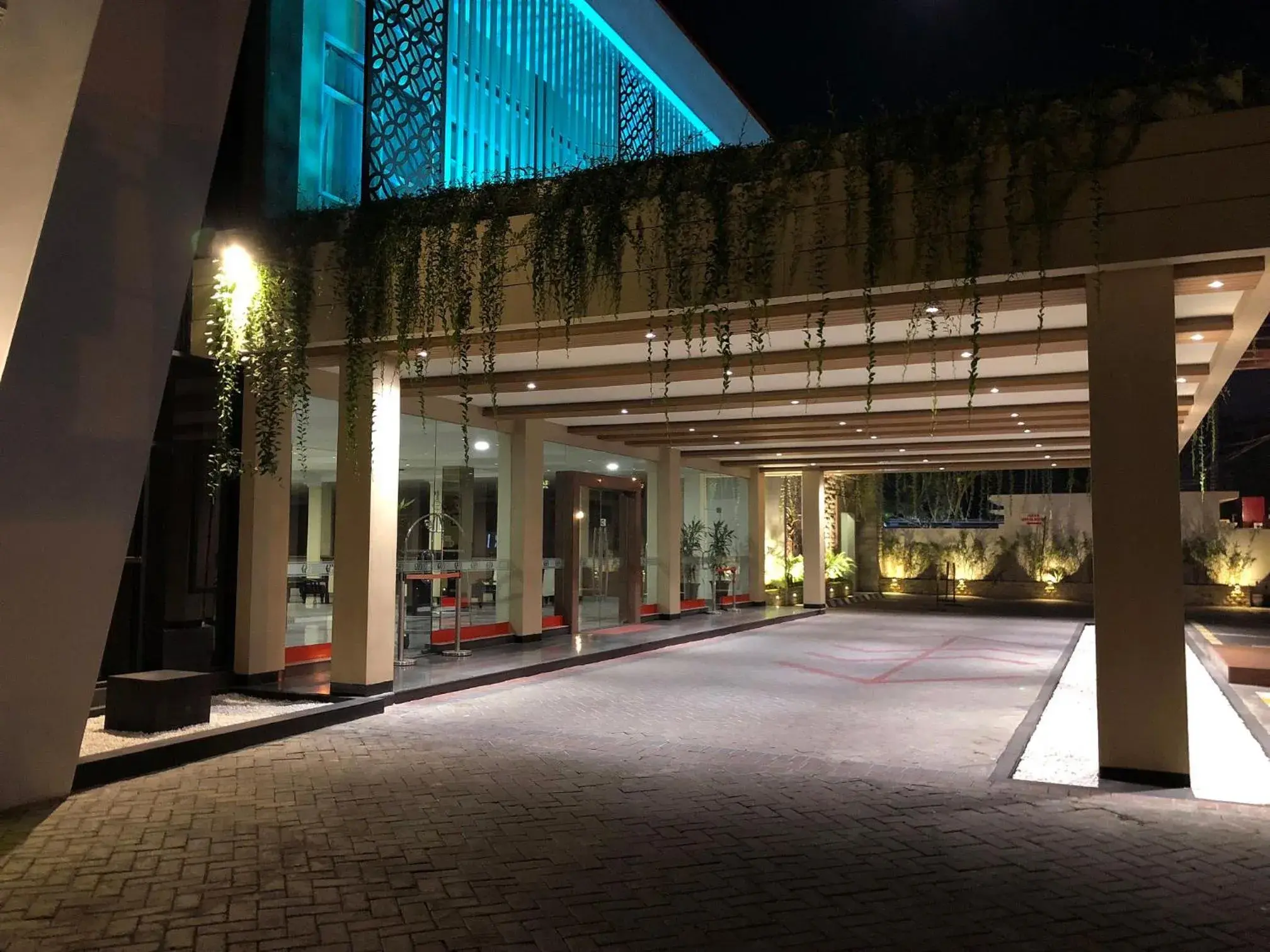 Facade/entrance, Property Building in Hotel Sinar 1