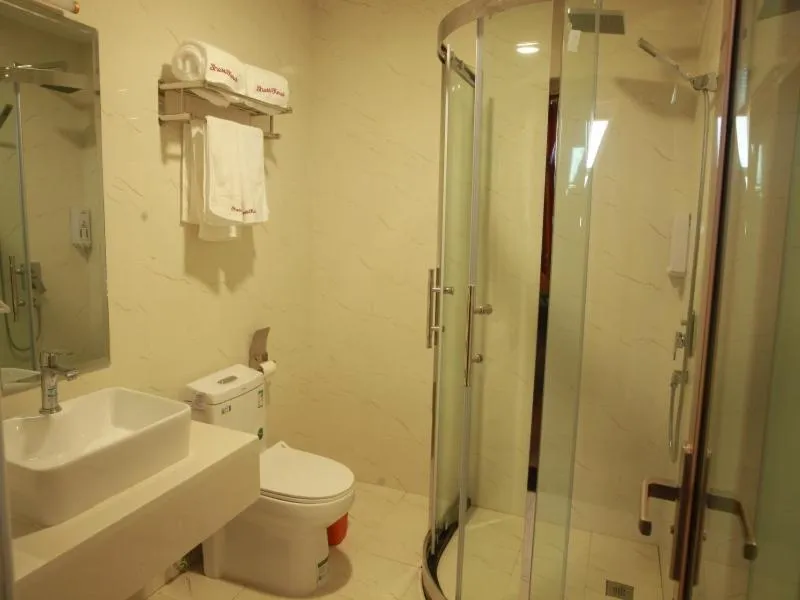 Shell Xinyang Huangchuan County Railway Station Hotel