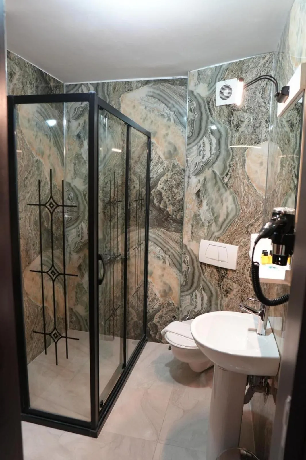 Shower in Comfort Downtown Istanbul