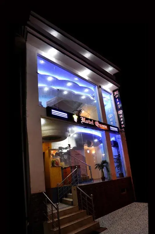 Facade/entrance in Hotel Queen Facade/entrance in Hotel Queen