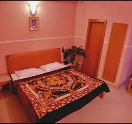 Bed in Hotel Queen Bed in Hotel Queen