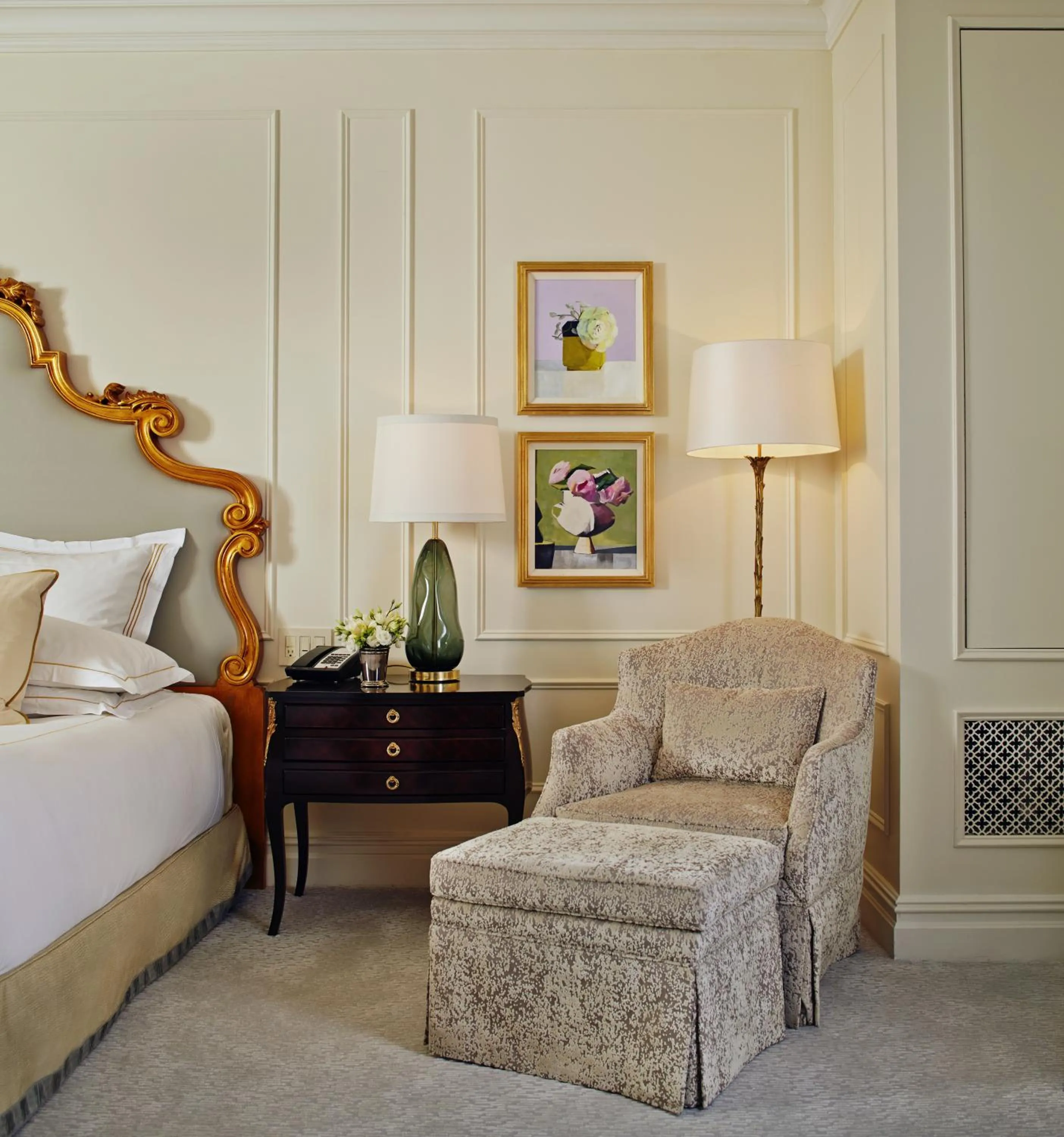 Photo of the whole room, Bed in The Plaza