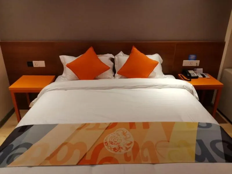 Bed in Shell Liaocheng Linqing City Bus Station Hotel