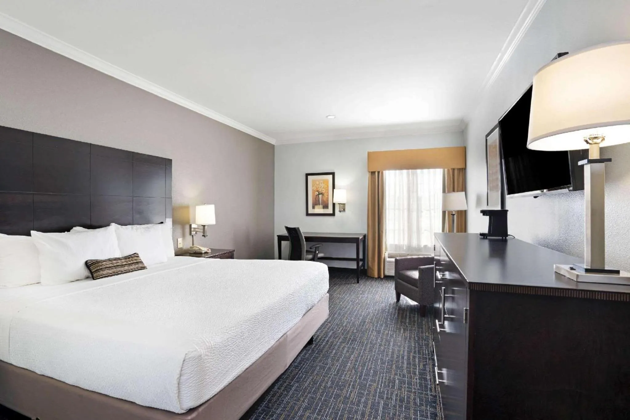 Photo of the whole room, Bed in Sonesta Essential Houston Westchase