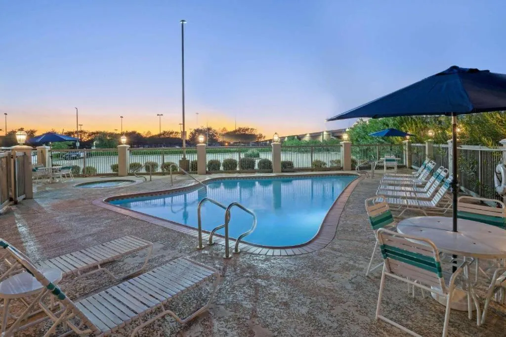 Swimming pool in Sonesta Essential Houston Westchase