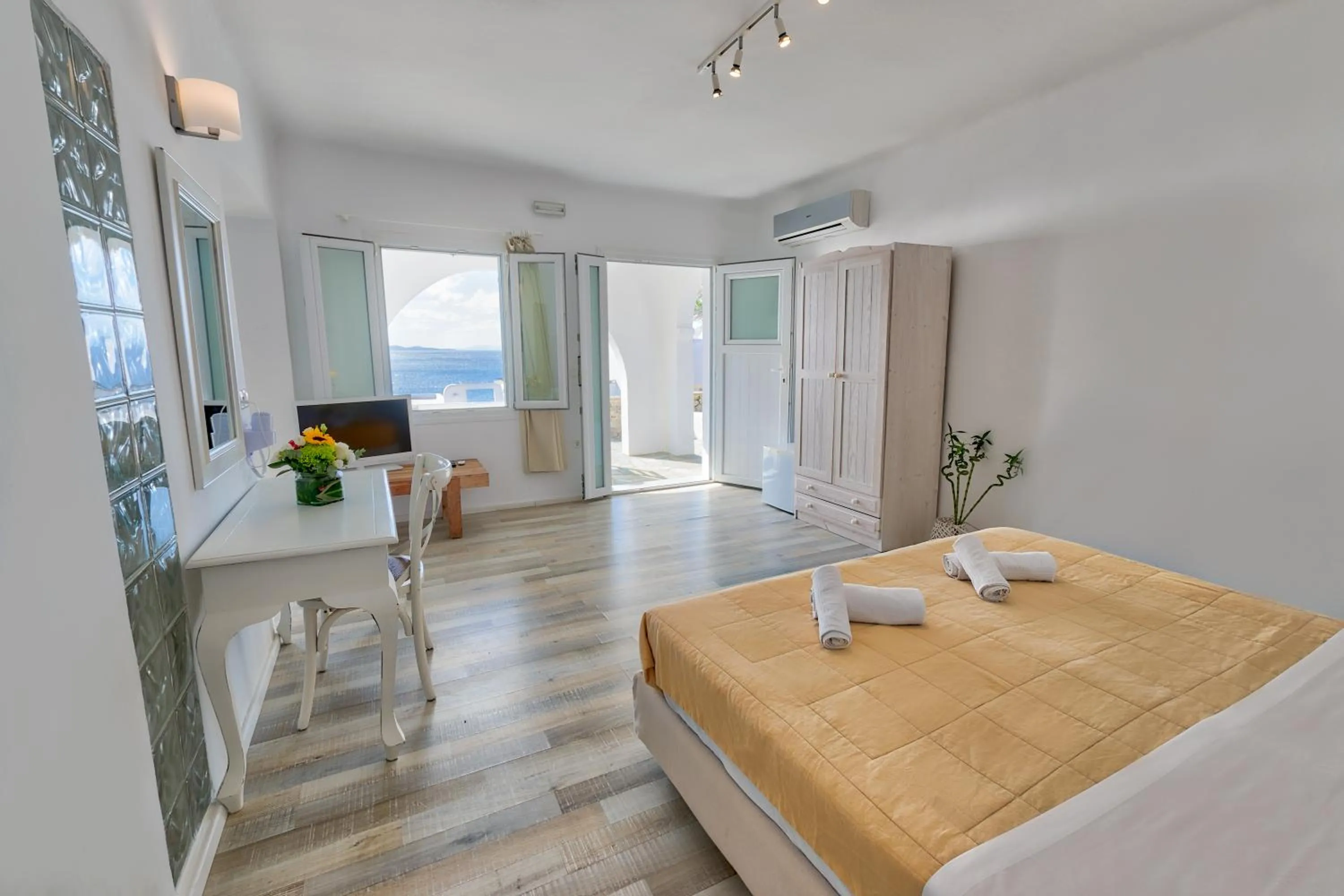 Photo of the whole room, Bed in With-inn Mykonos Suites