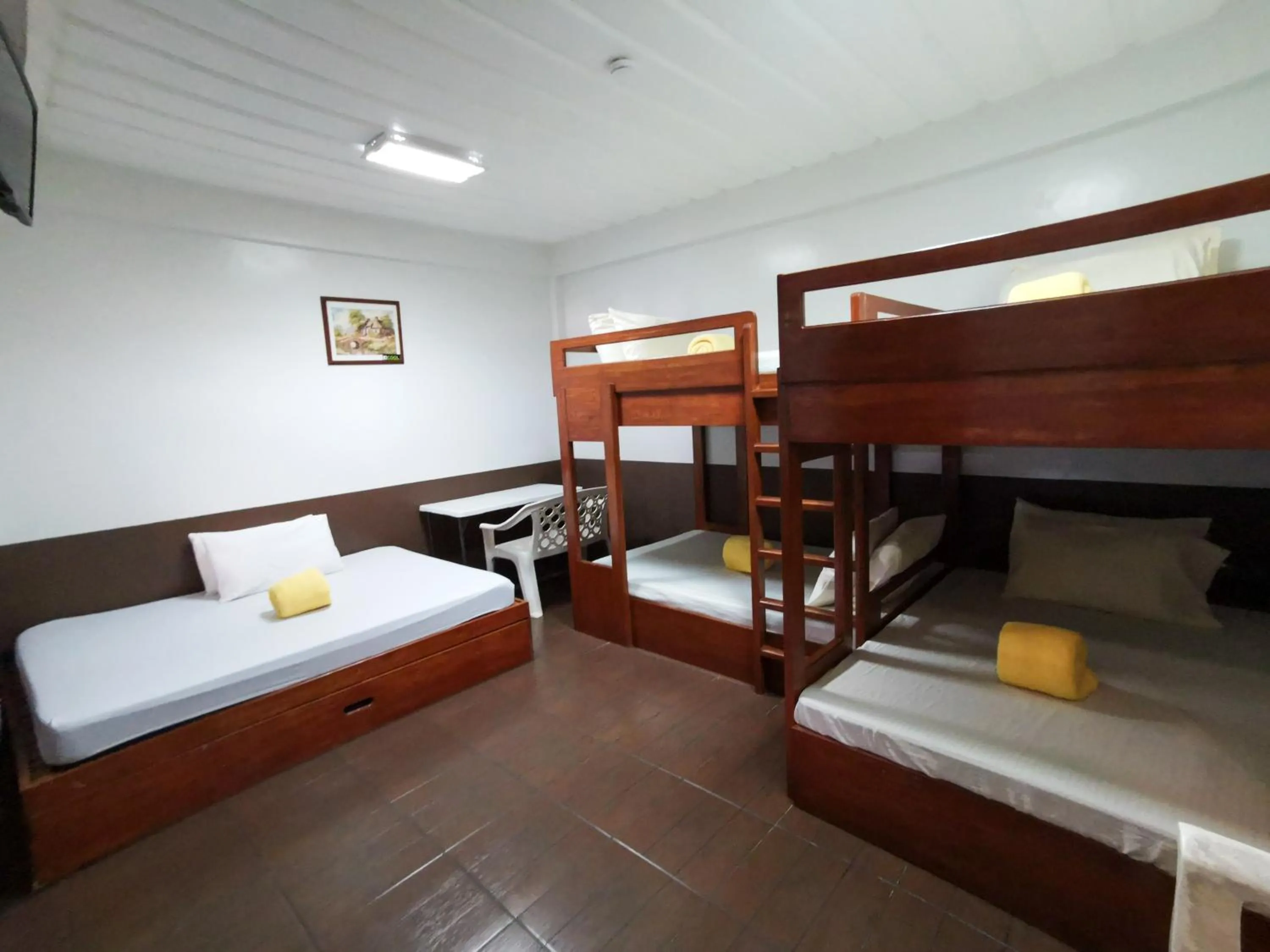 TV and multimedia, Bed in Pacific Waves Inn (Annex)