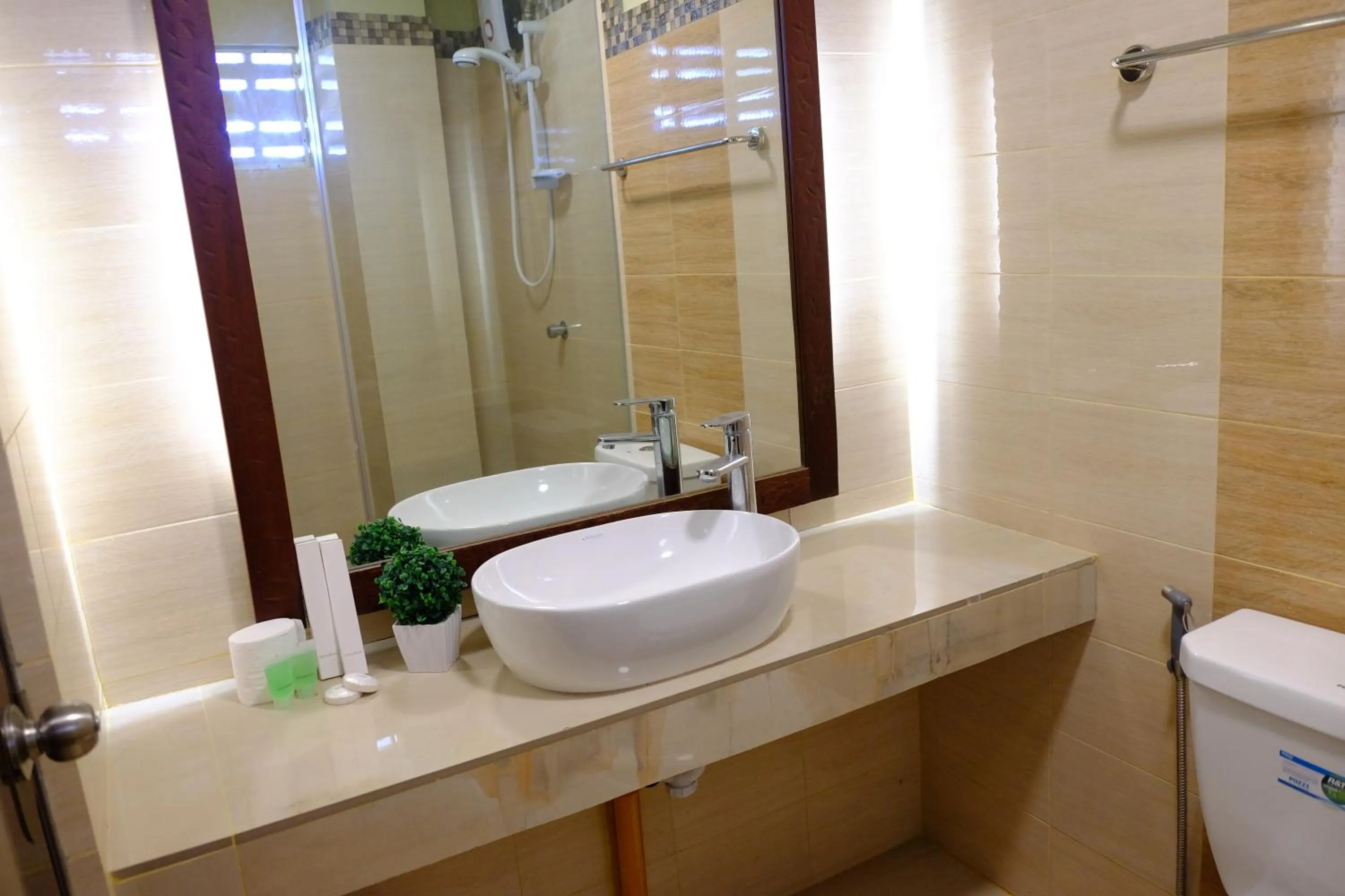 Bathroom in Pacific Waves Inn (Annex)