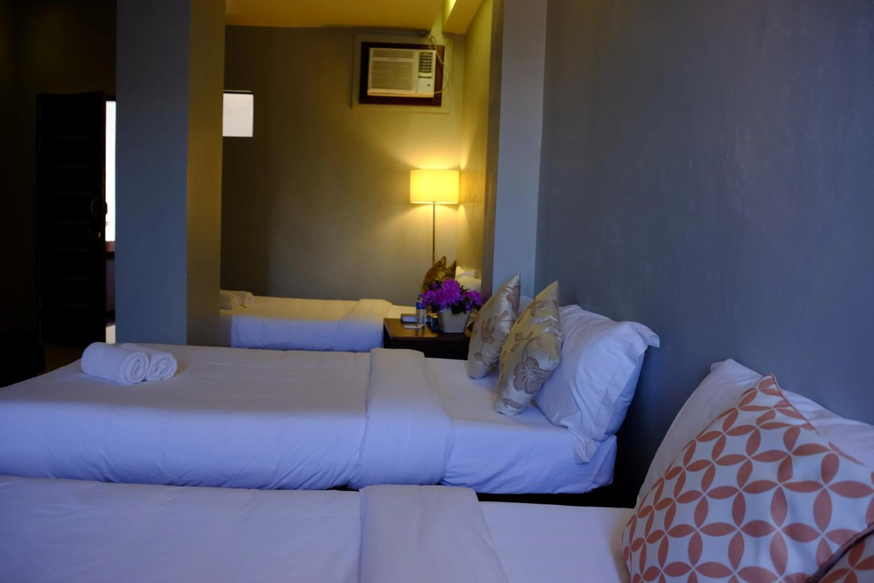 Bedroom, Bed in Pacific Waves Inn (Annex)