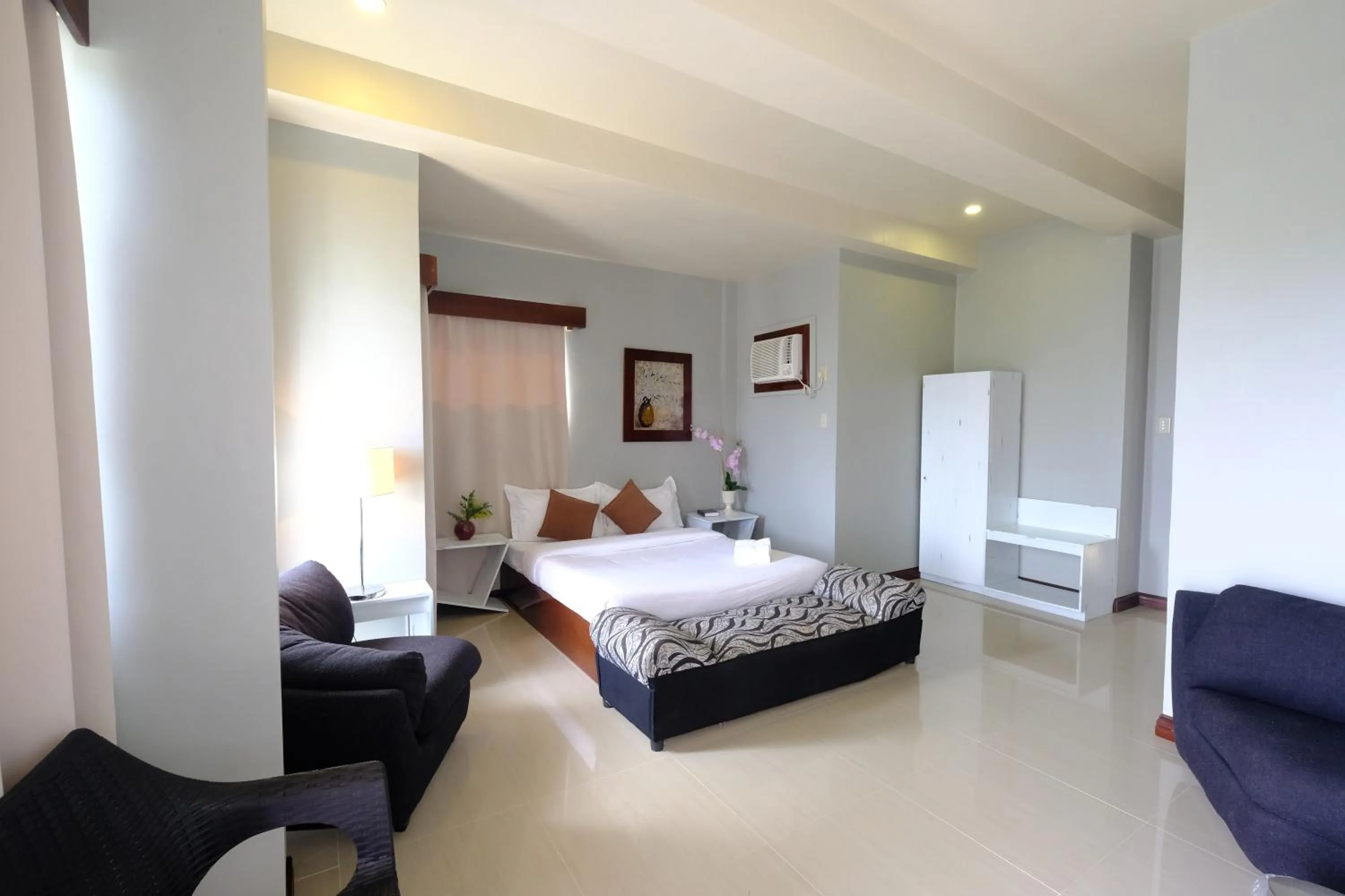 Photo of the whole room, Bed in Pacific Waves Inn (Annex)