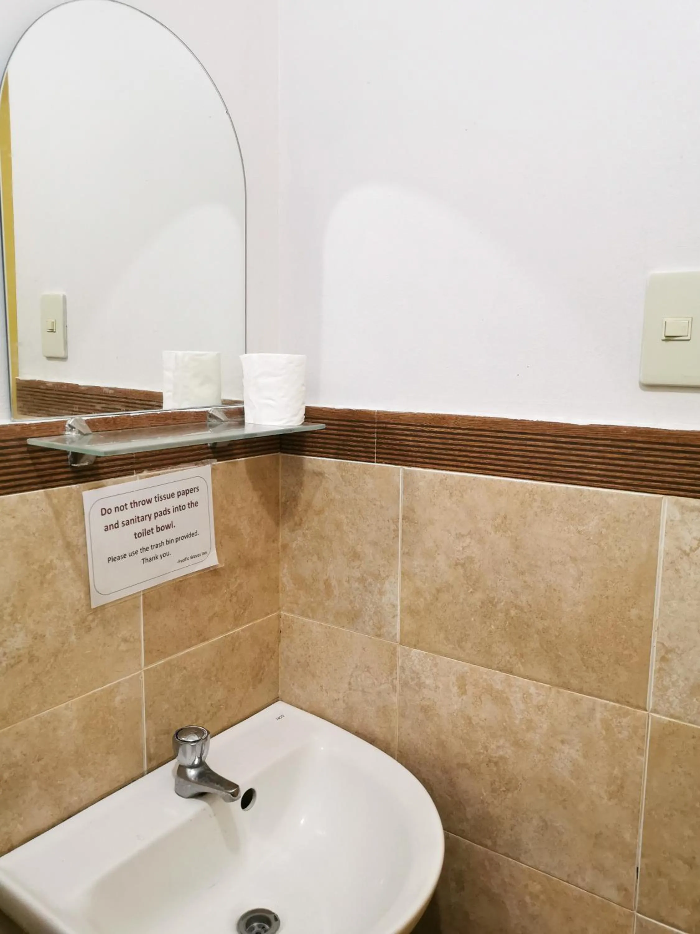 Bathroom in Pacific Waves Inn (Annex)