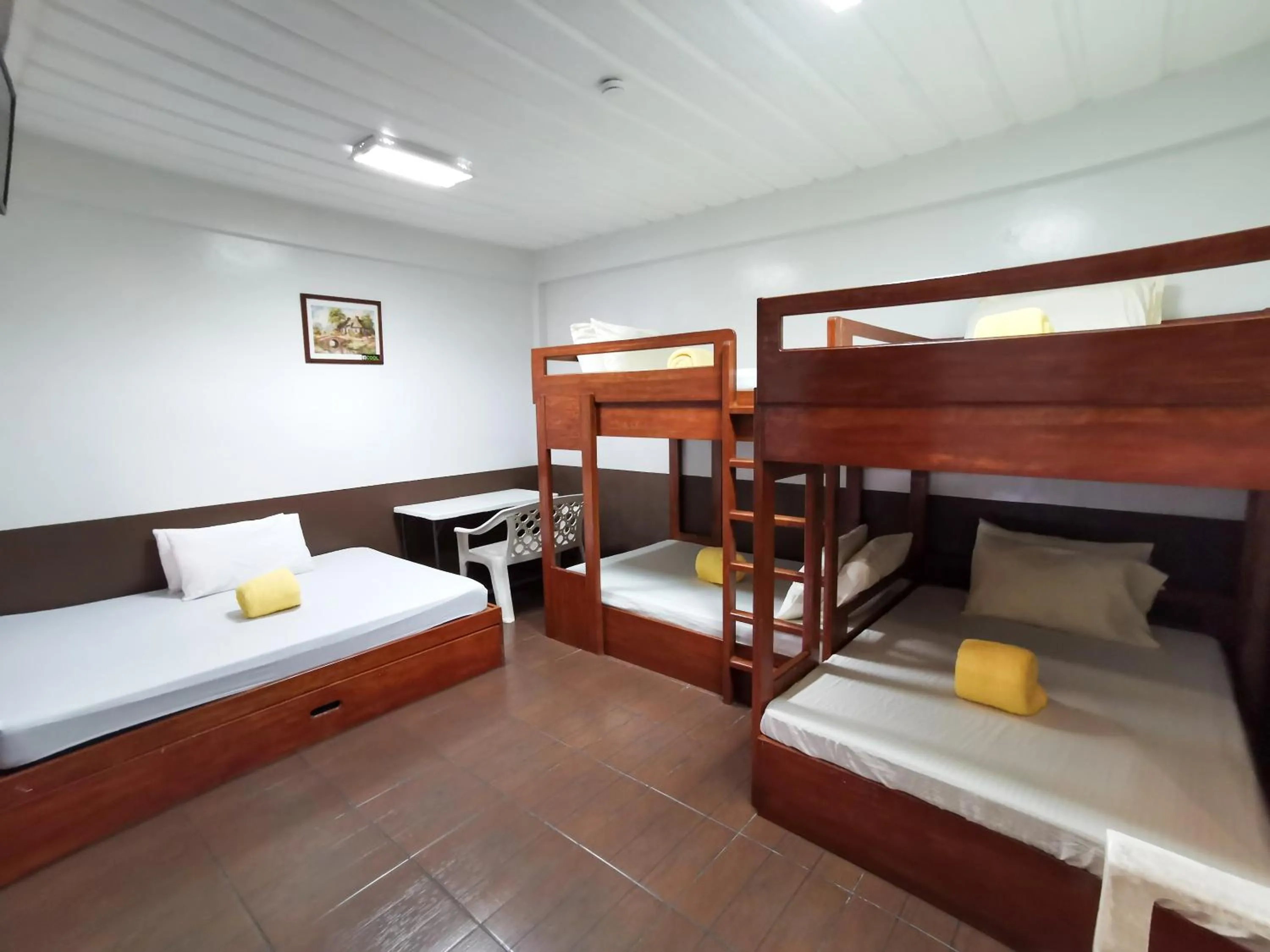 Photo of the whole room, Bed in Pacific Waves Inn (Annex)