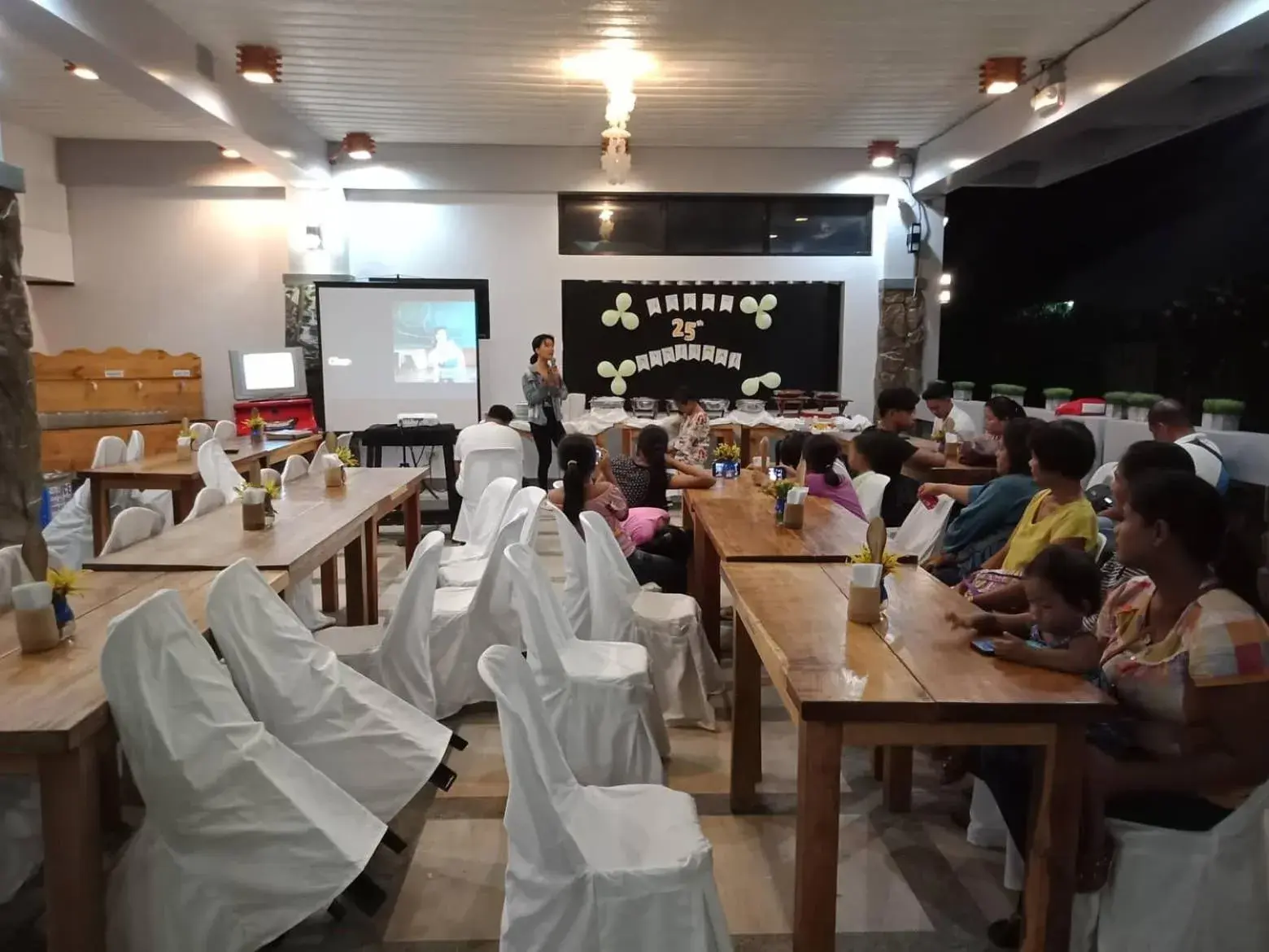 Restaurant/places to eat in Pacific Waves Inn (Annex) Restaurant/places to eat in Pacific Waves Inn (Annex)