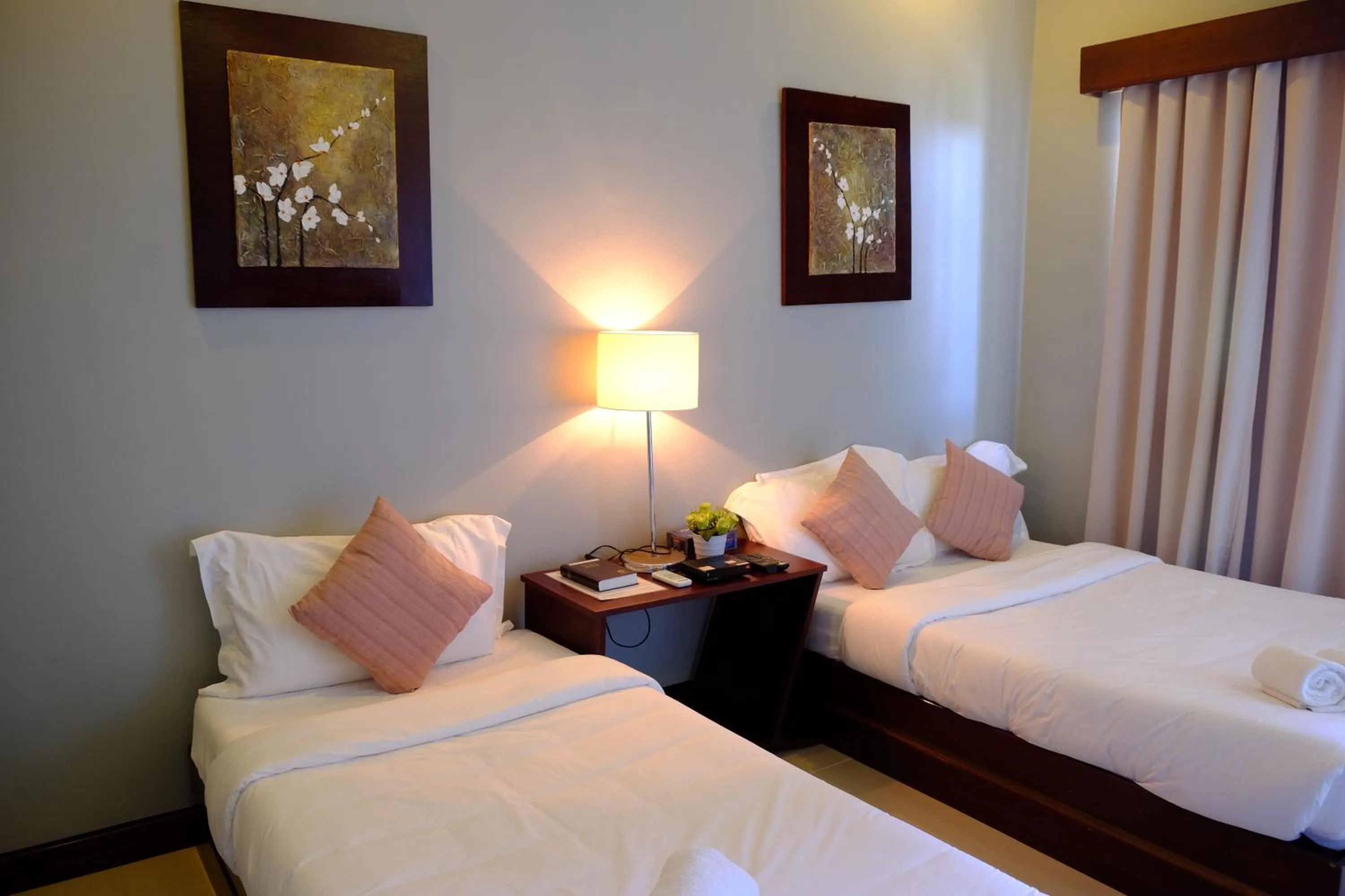 Bedroom, Bed in Pacific Waves Inn (Annex)