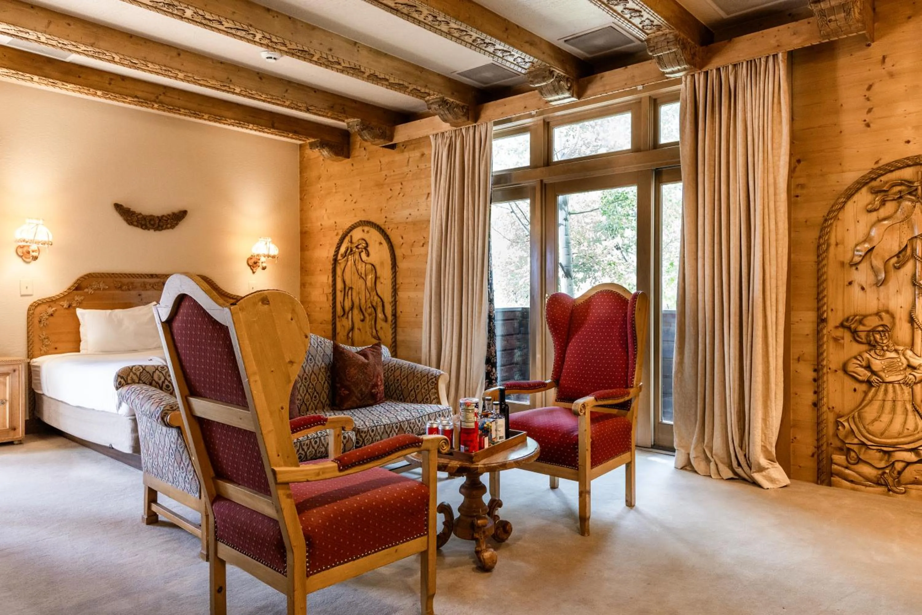 Seating area, Bed in The Alpenhof