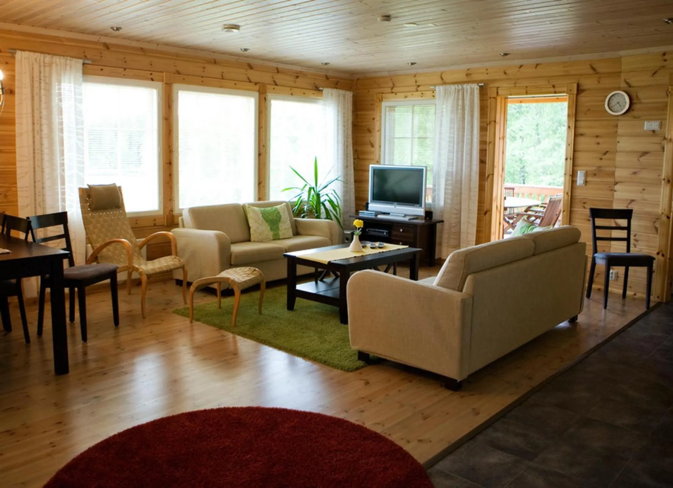 Photo of the whole room in Salkolahti Lomamökit