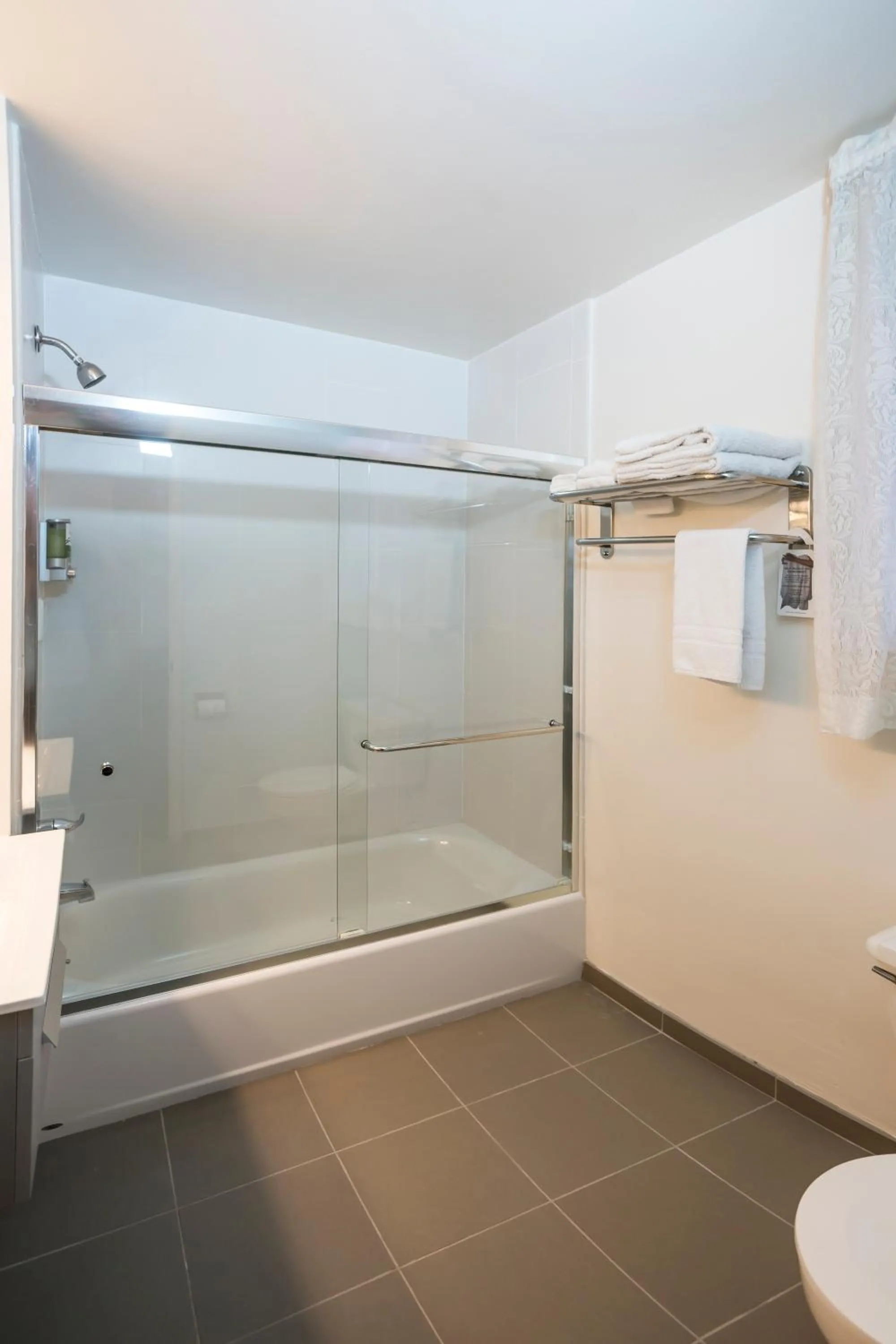 Bathroom in Grant Plaza Hotel