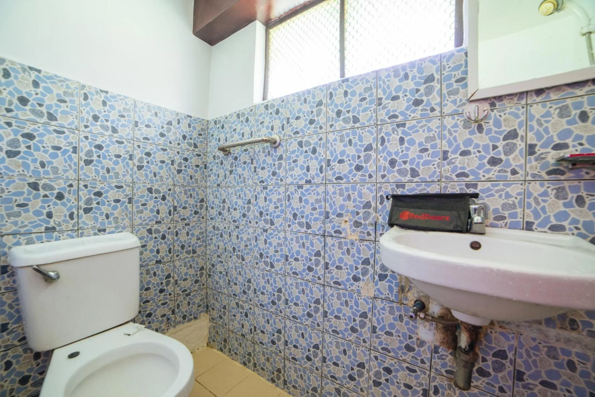 Toilet in RedDoorz near San Juanico Bridge