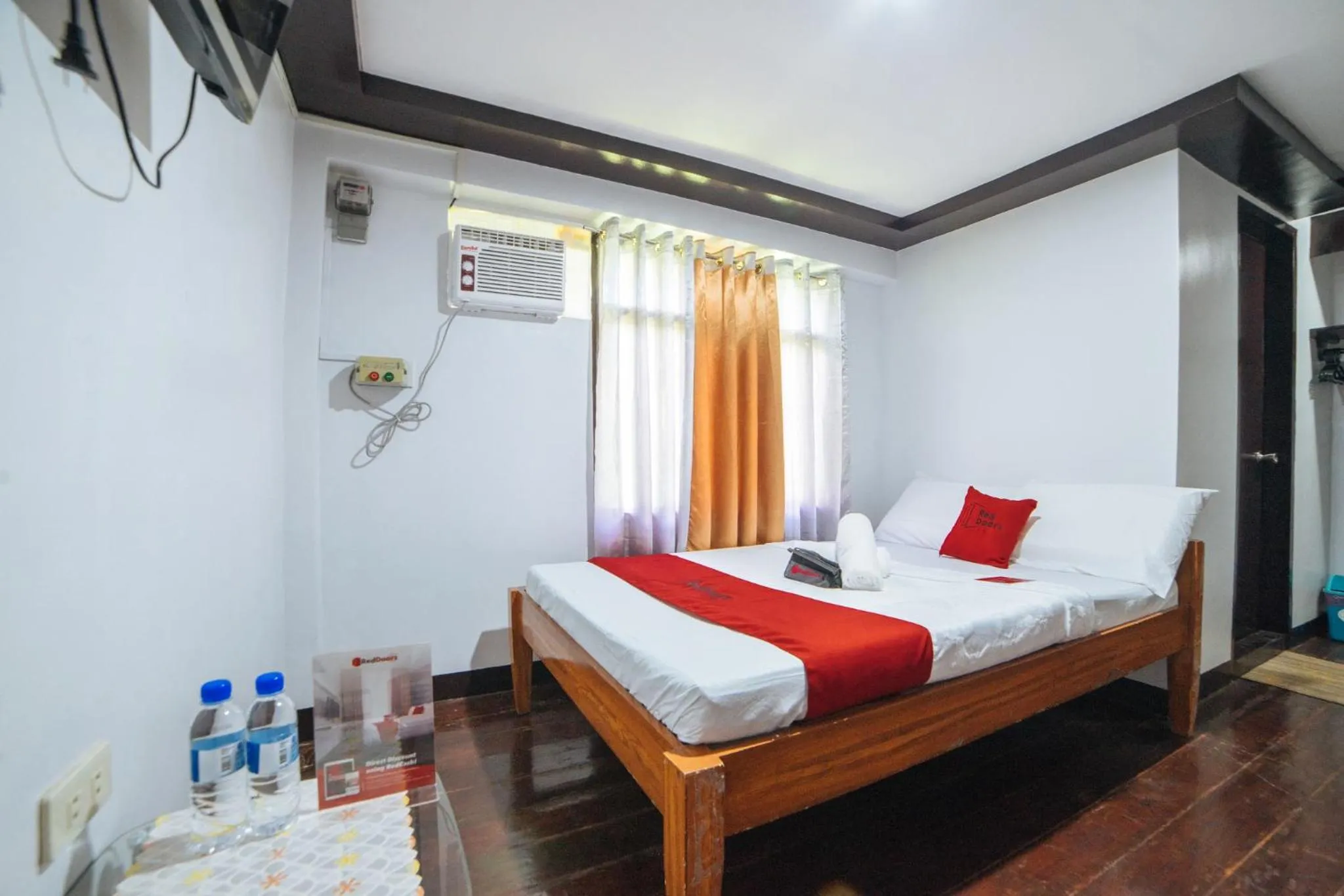 Photo of the whole room, Bed in RedDoorz near San Juanico Bridge