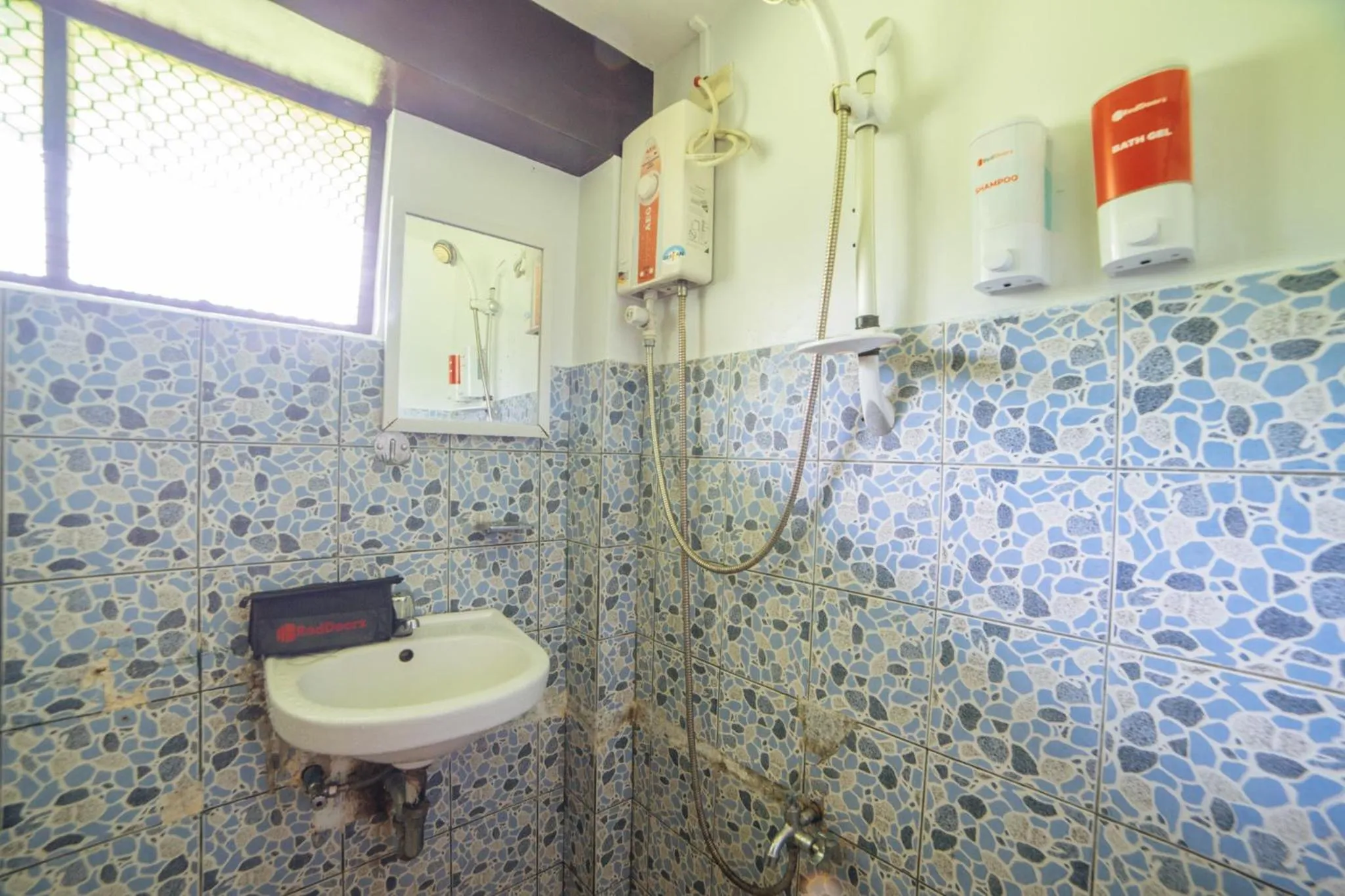 Shower in RedDoorz near San Juanico Bridge