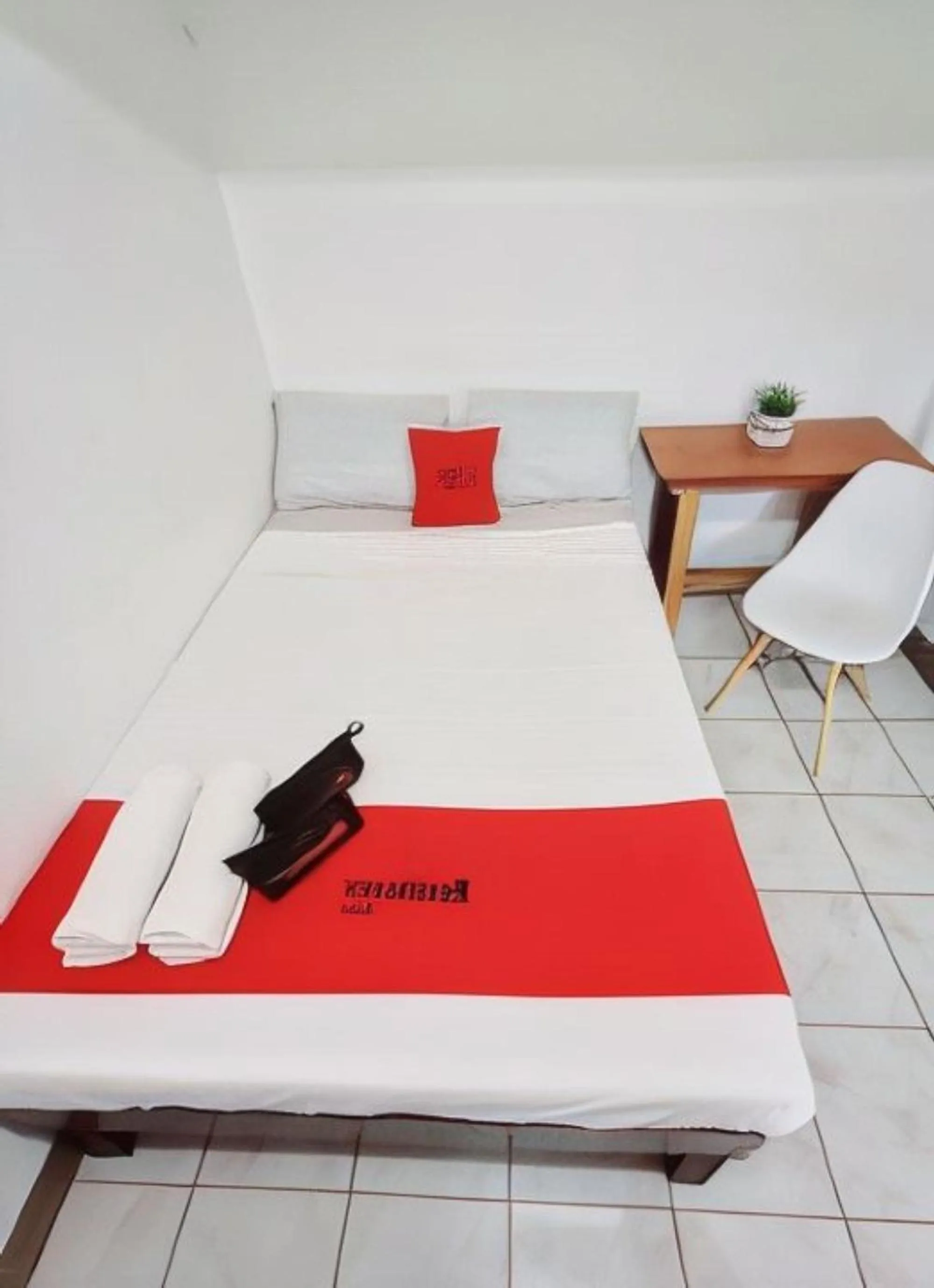 Bed in RedDoorz near San Juanico Bridge