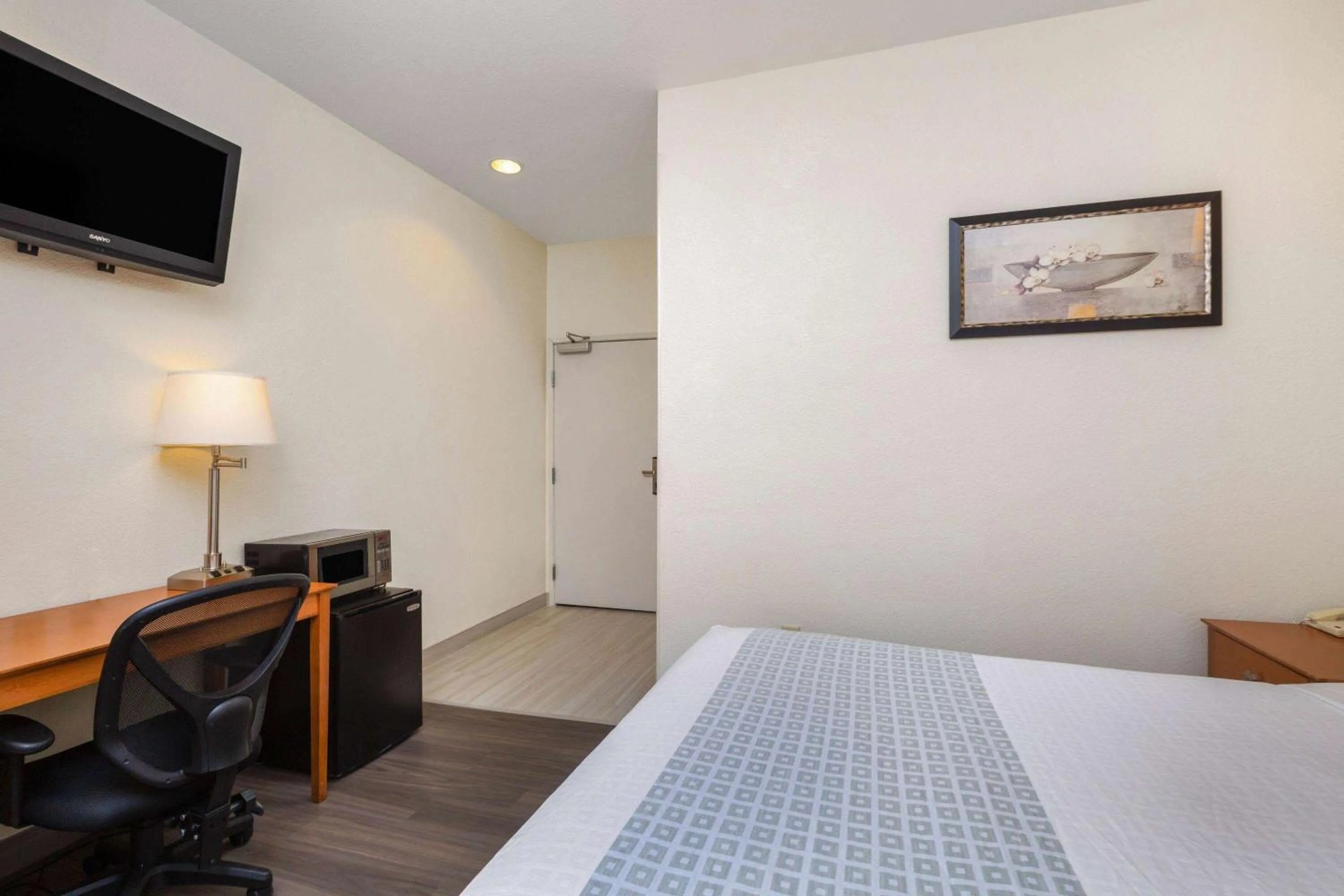 Photo of the whole room, Bed in La Quinta by Wyndham Tulare