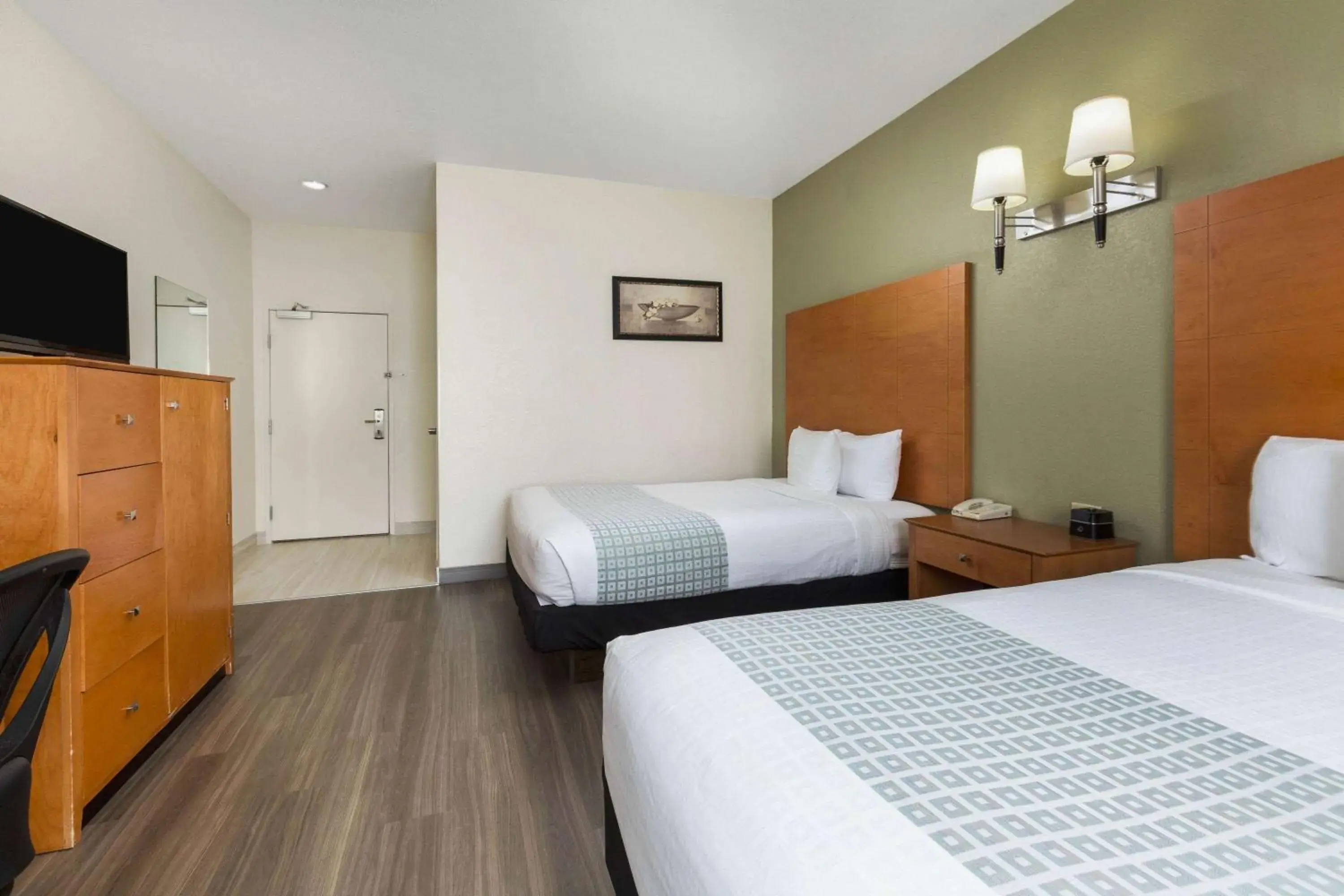 Photo of the whole room, Bed in La Quinta by Wyndham Tulare Photo of the whole room, Bed in La Quinta by Wyndham Tulare