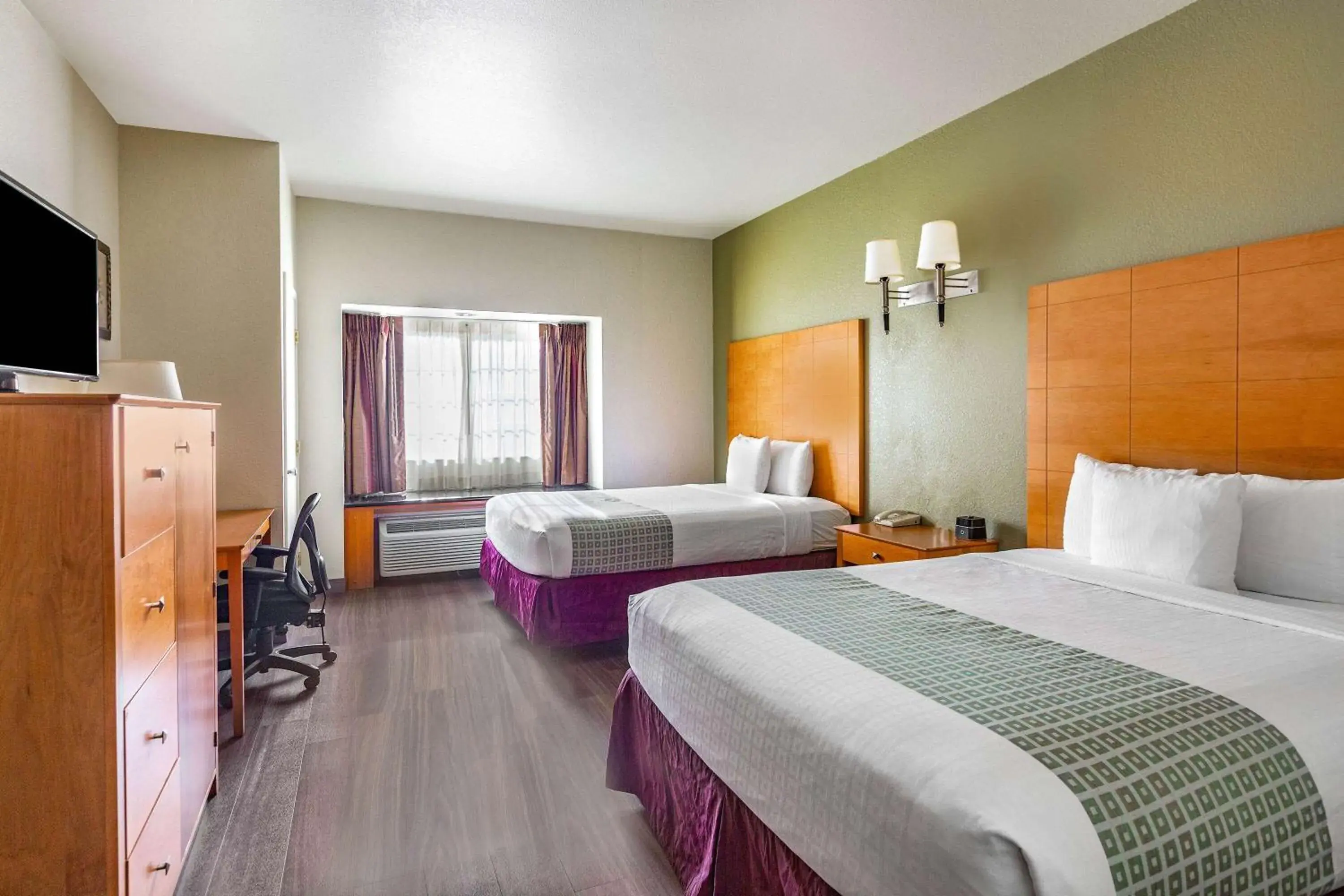 Deluxe Queen Room with Two Queen Beds, Mobility/Hearing Impaired Access and Roll-In Shower - Non-Smoking in La Quinta by Wyndham Tulare Deluxe Queen Room with Two Queen Beds, Mobility/Hearing Impaired Access and Roll-In Shower - Non-Smoking in La Quinta by Wyndham Tulare