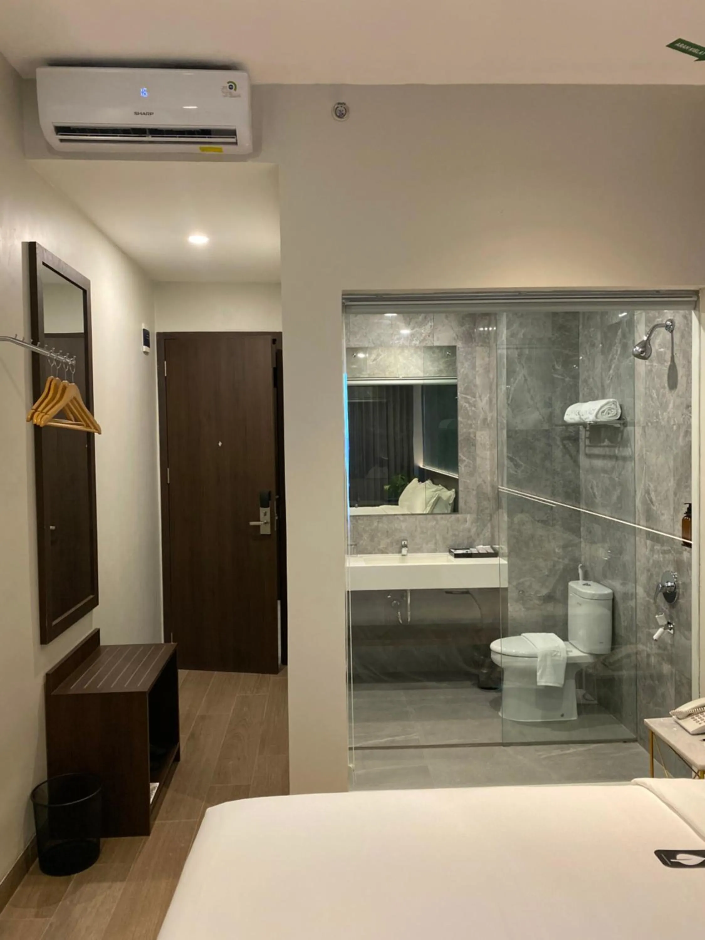 Bathroom, Bed in Luminor Hotel Tanjung Selor By WH