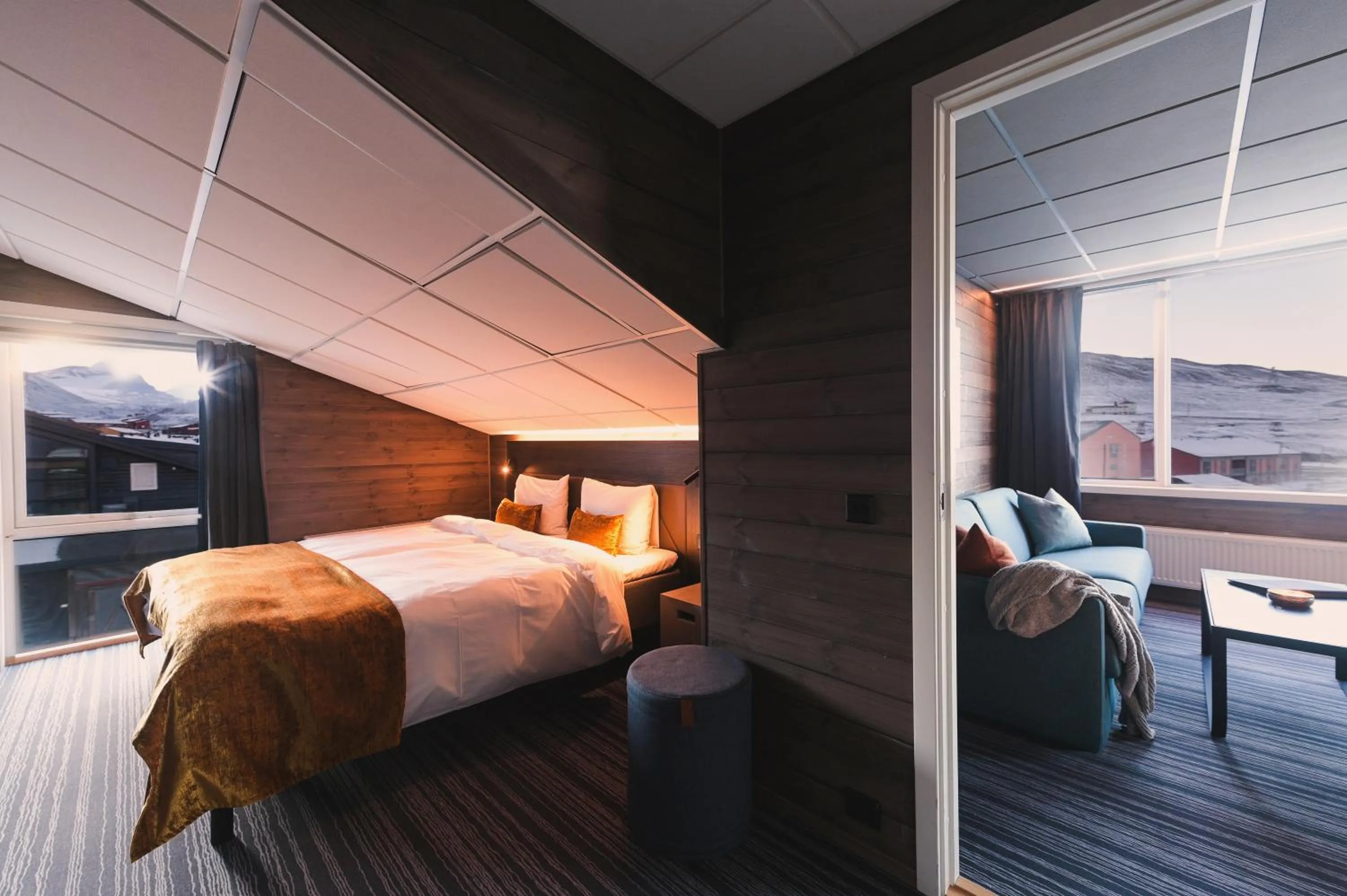 Living room, Bed in Svalbard Hotell | Lodge