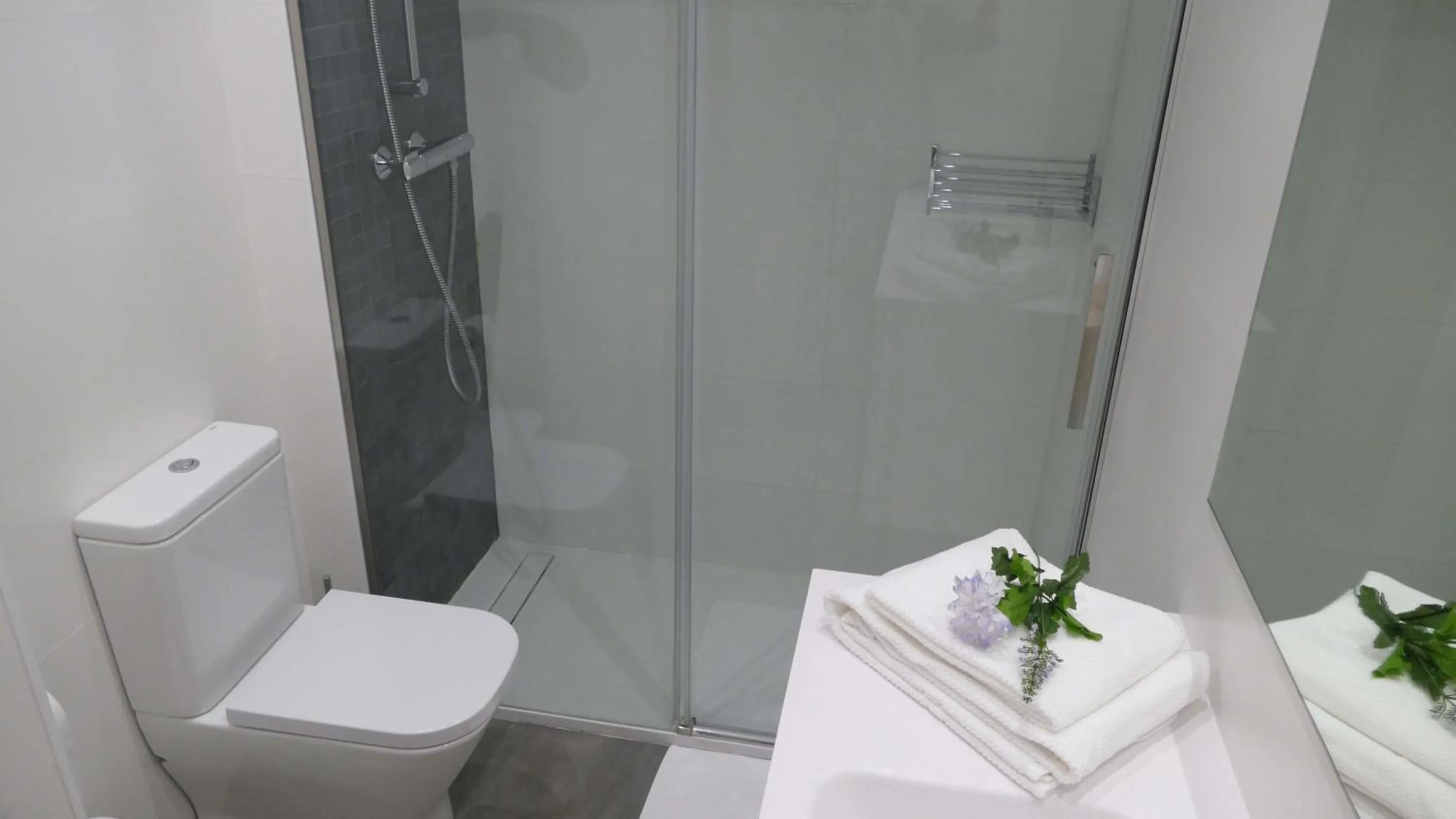 Shower in Face à La Mer