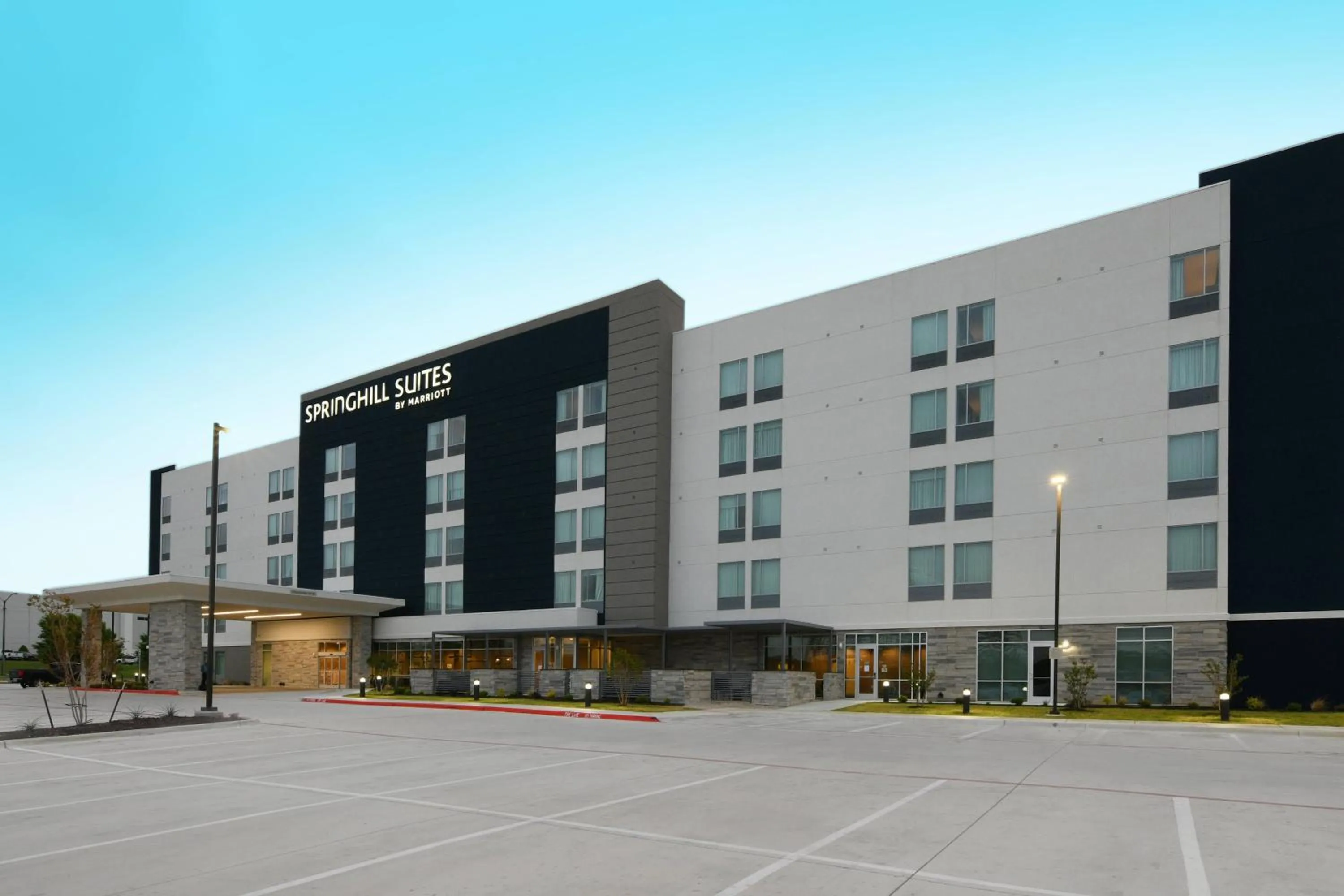Property building in SpringHill Suites Dallas DFW Airport South/CentrePort