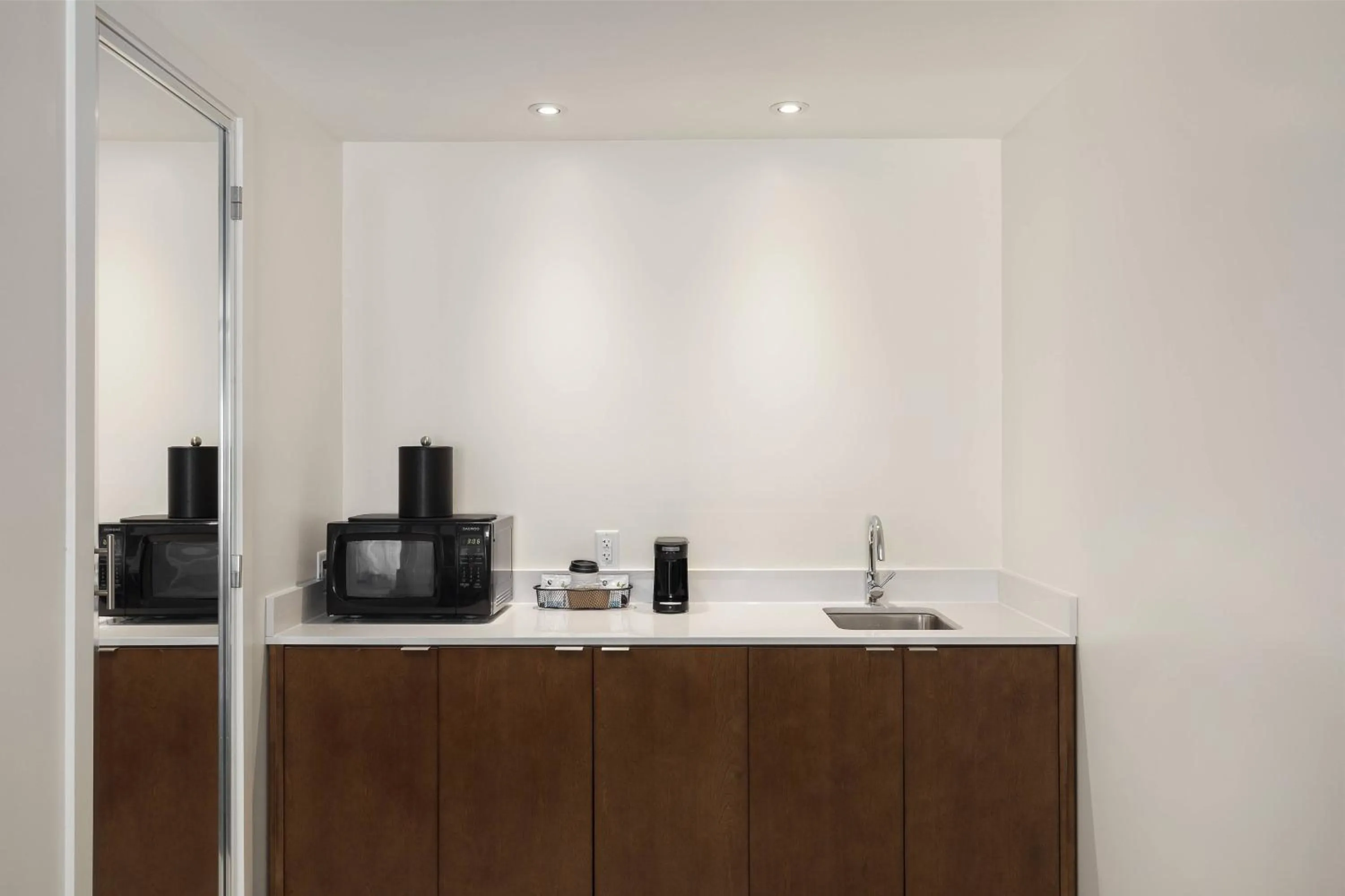 Lounge or bar in Courtyard by Marriott Seattle Northgate