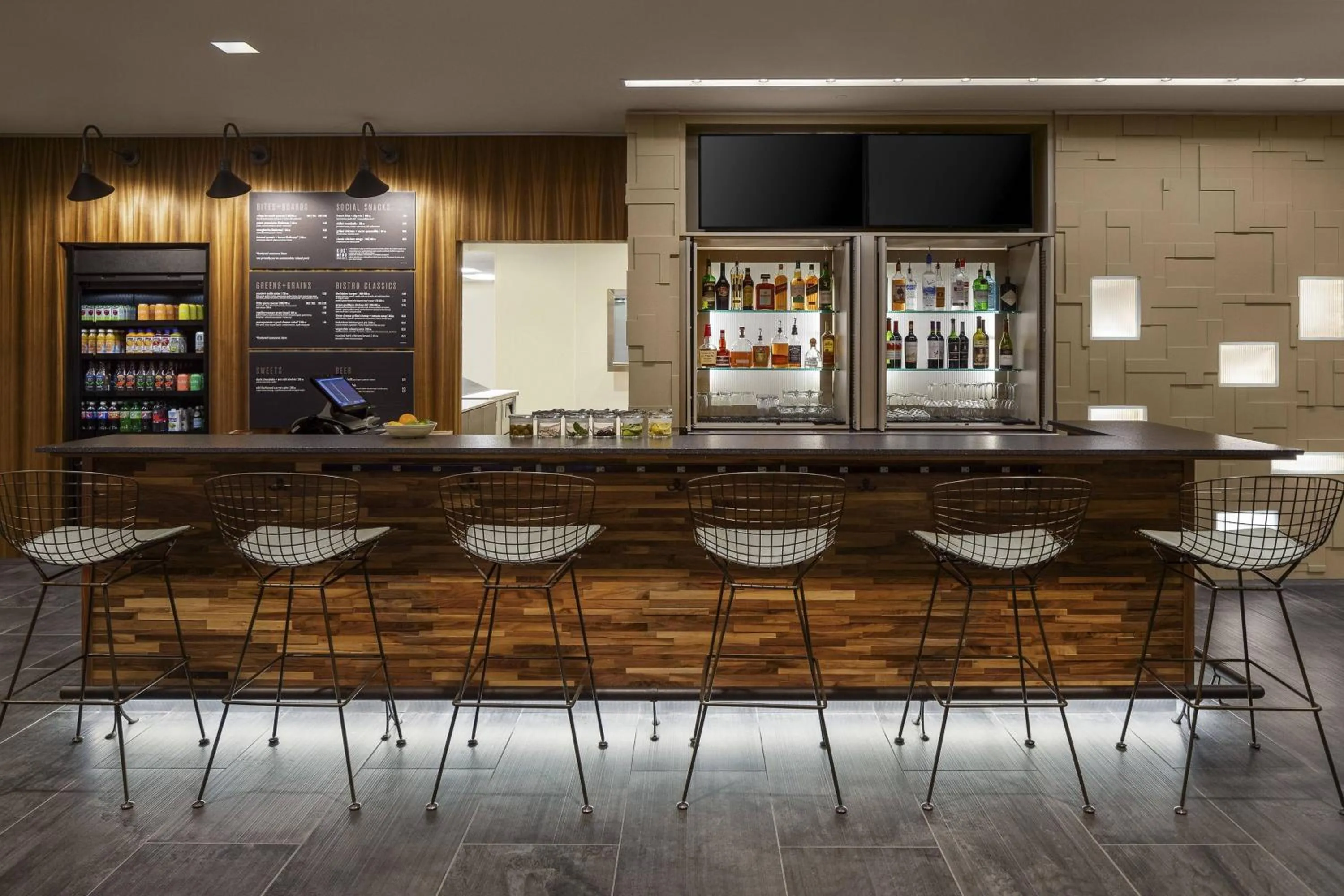 Lounge or bar in Courtyard by Marriott Seattle Northgate