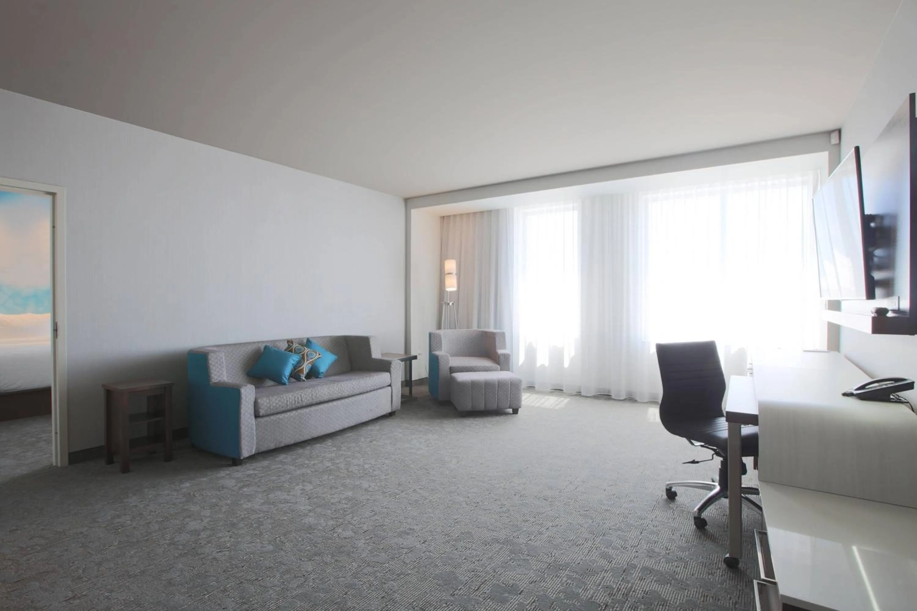 Living room in Courtyard by Marriott Montreal Brossard