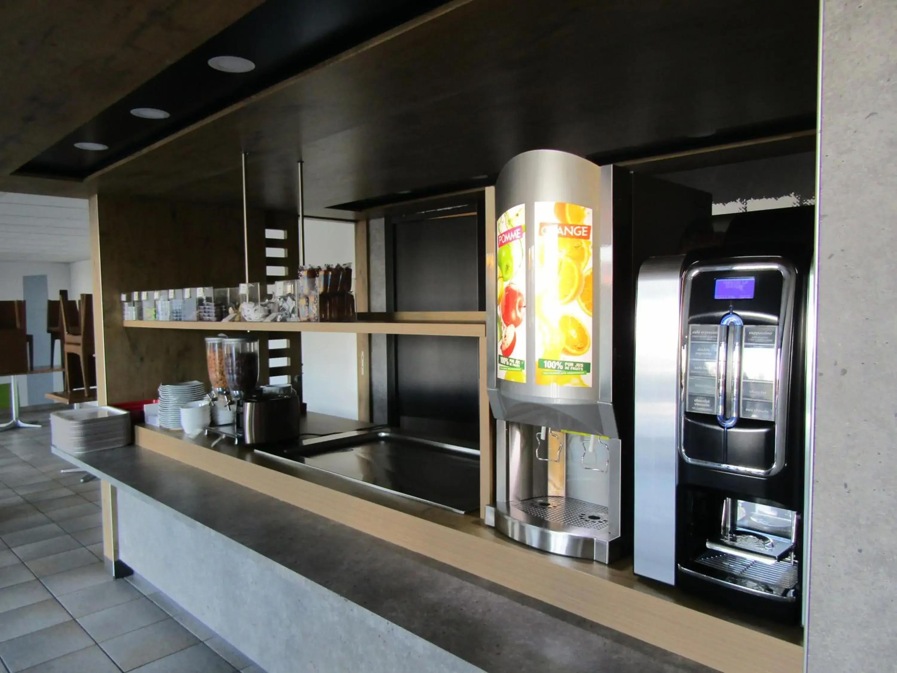 Lounge or bar in ibis budget Chilly-Mazarin Les Champarts Lounge or bar in ibis budget Chilly-Mazarin Les Champarts