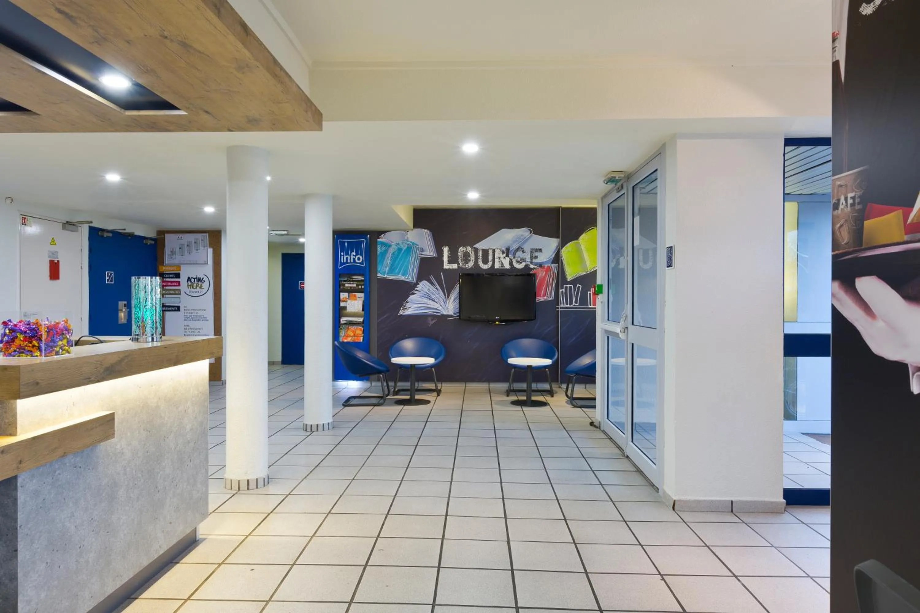 Staff in ibis budget Chilly-Mazarin Les Champarts