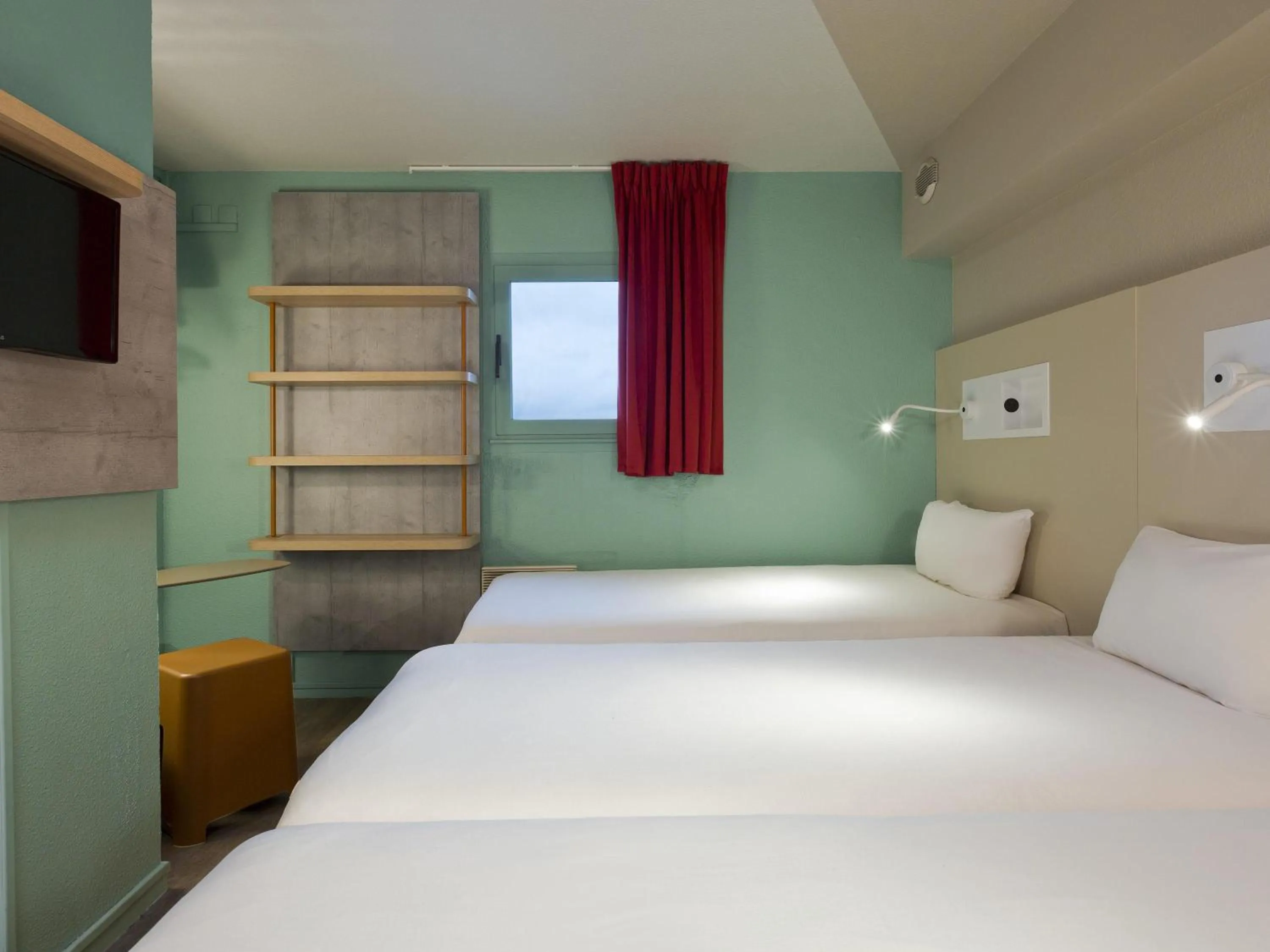 Bedroom, Bed in ibis budget Chilly-Mazarin Les Champarts