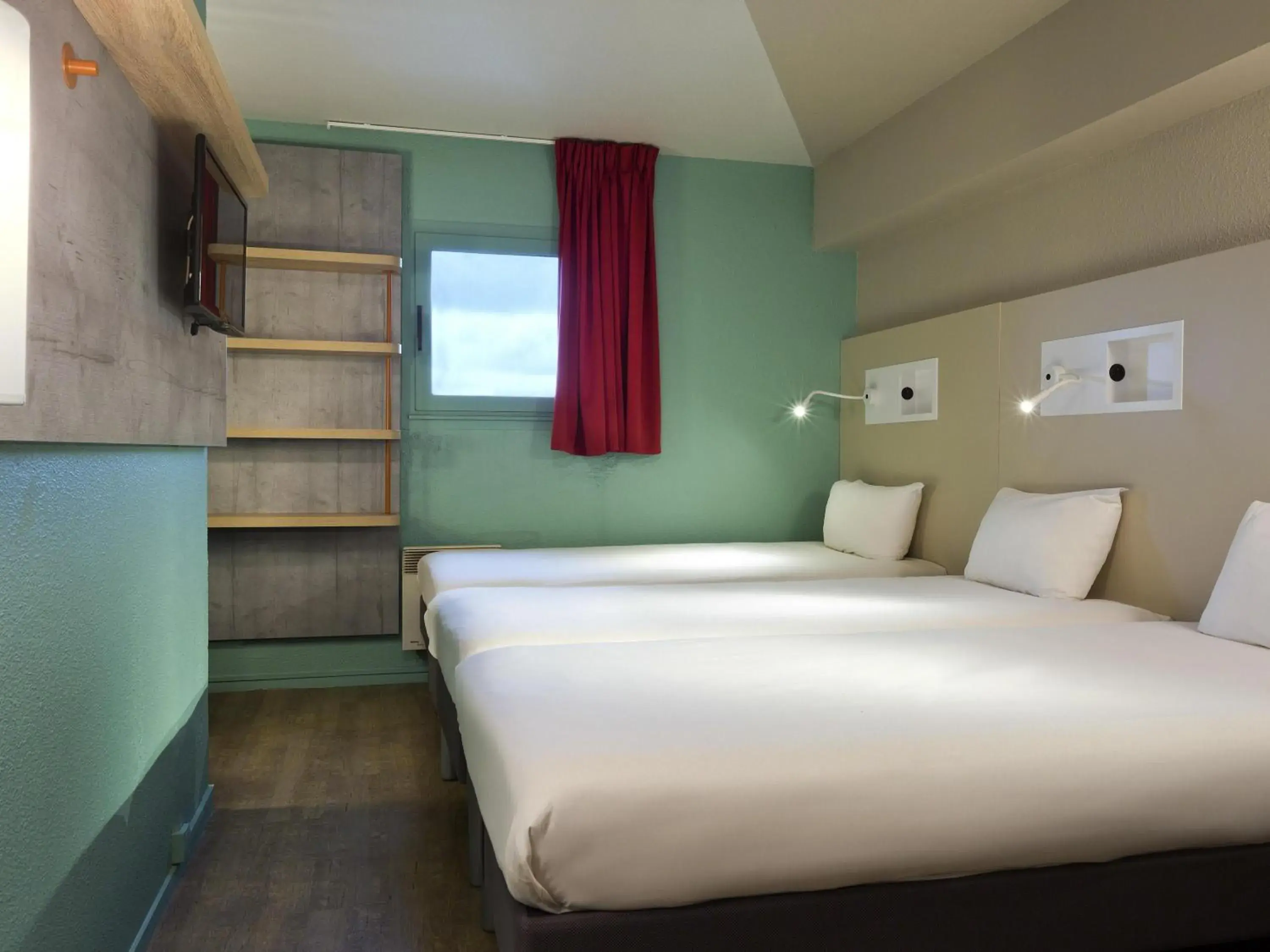 Bedroom, Bed in ibis budget Chilly-Mazarin Les Champarts Bedroom, Bed in ibis budget Chilly-Mazarin Les Champarts