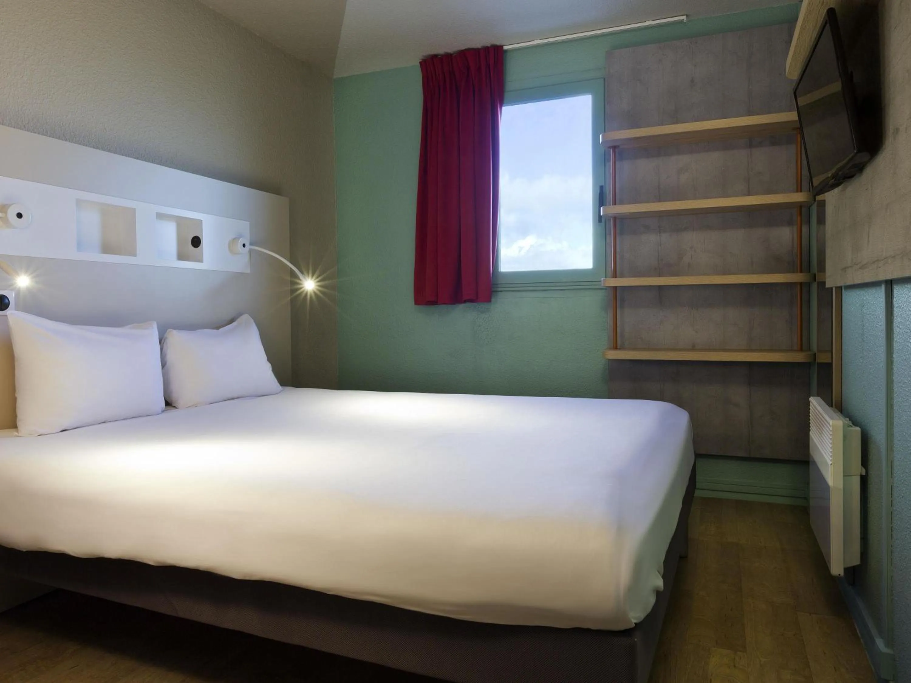 Bedroom, Bed in ibis budget Chilly-Mazarin Les Champarts